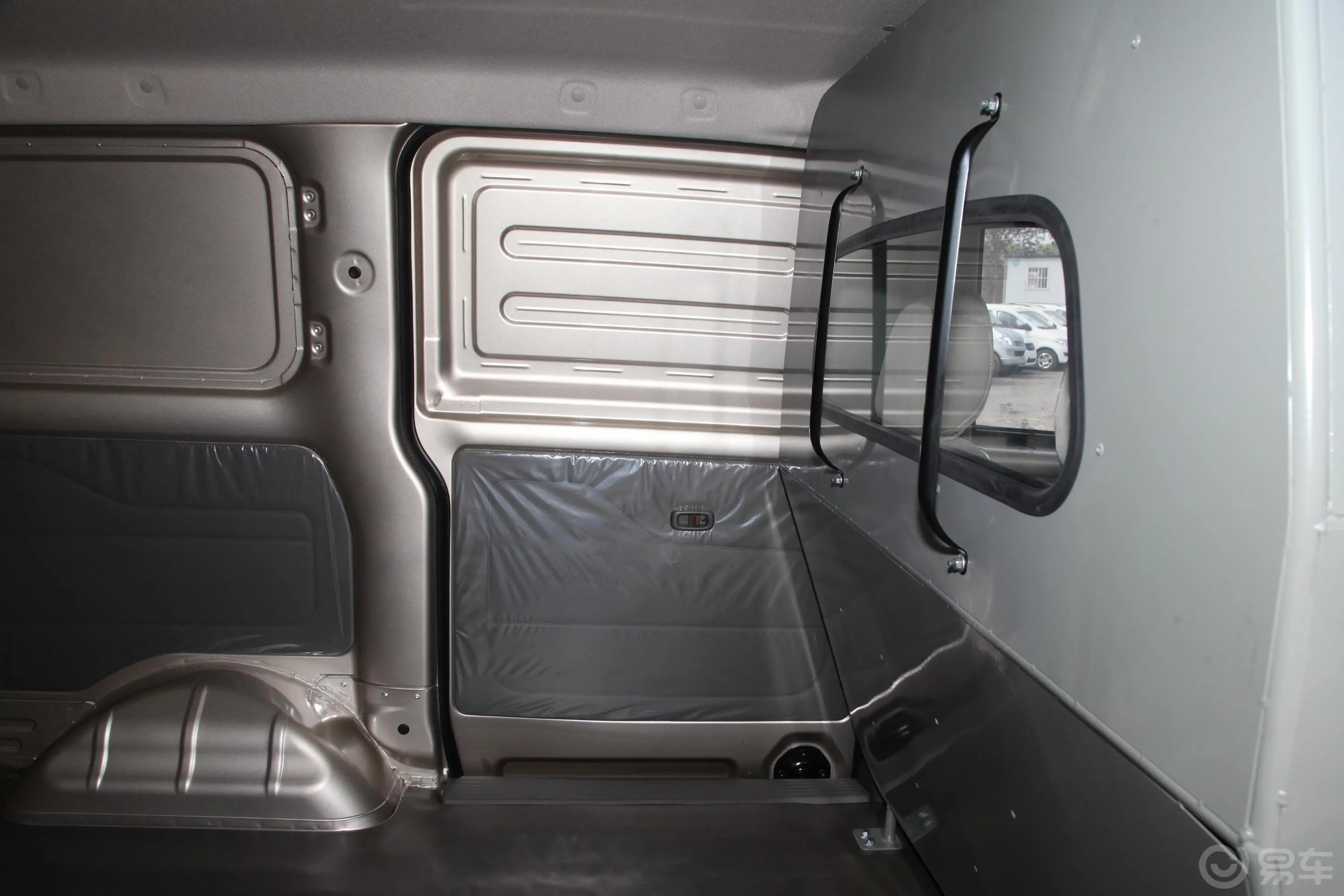 五菱荣光V1.5L 手动实用型封窗车 2座空间