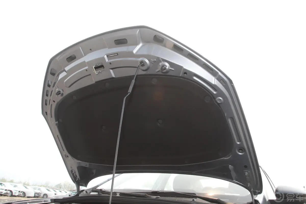荣威i51.5L CVT钻石版发动机舱盖内侧