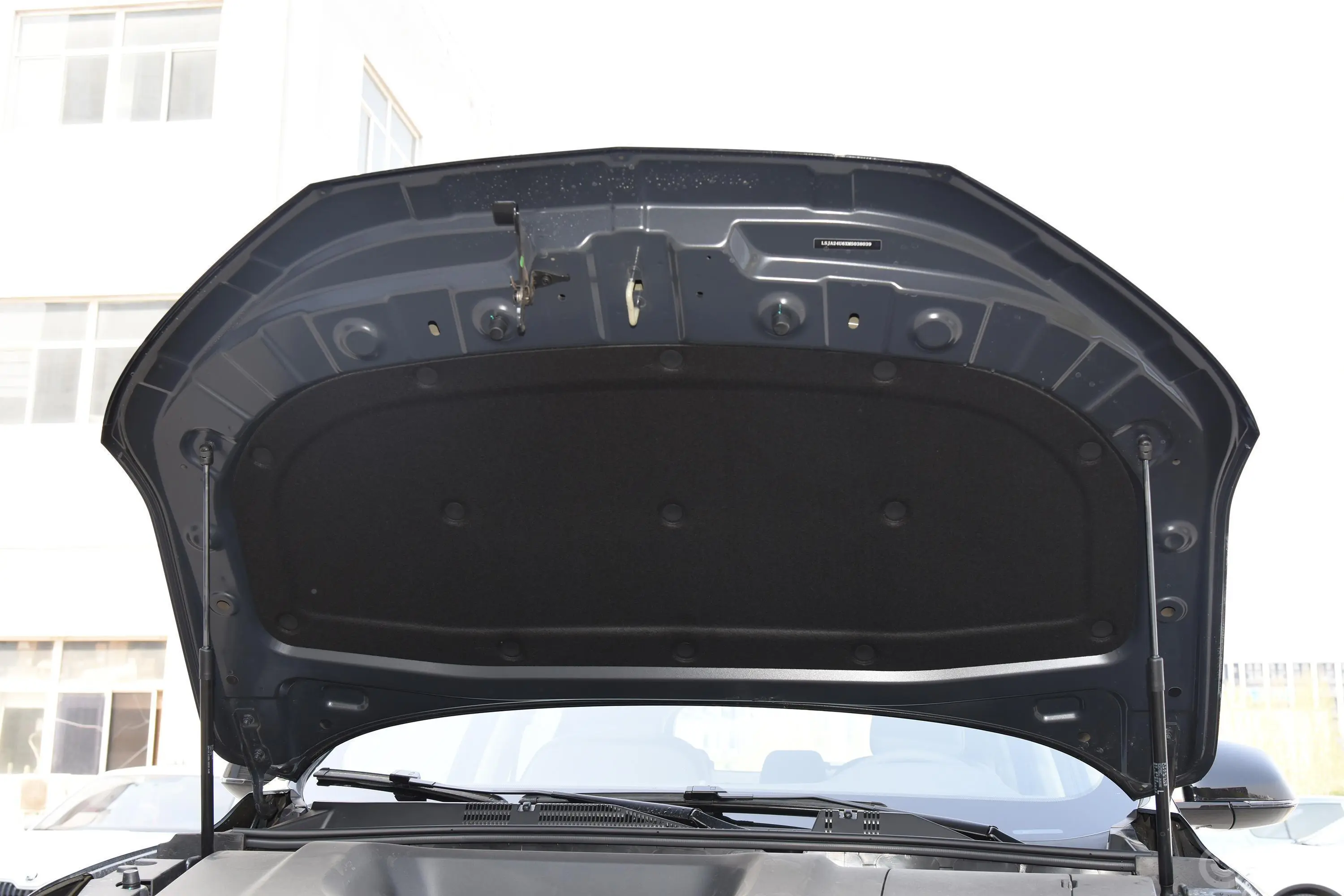 荣威RX5PLUS 300TGI 双离合 Ali国潮豪华荣麟版发动机舱盖内侧