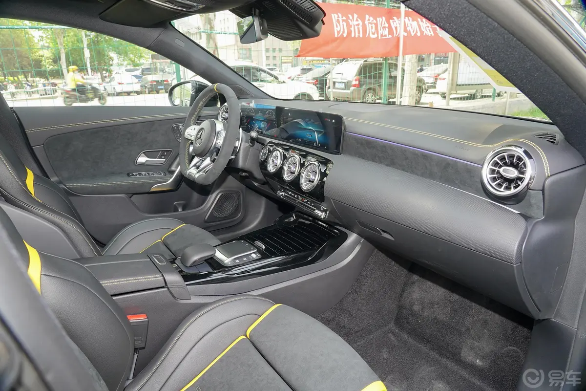 奔驰CLA级 AMGAMG CLA 45 S 4MATIC+内饰全景副驾驶员方向