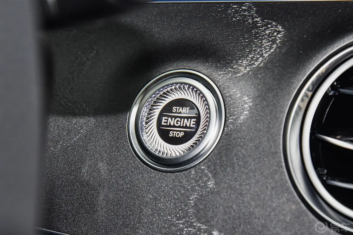 奔驰E级 插电混动E 350 e L 插电式混合动力运动轿车钥匙孔或一键启动按键