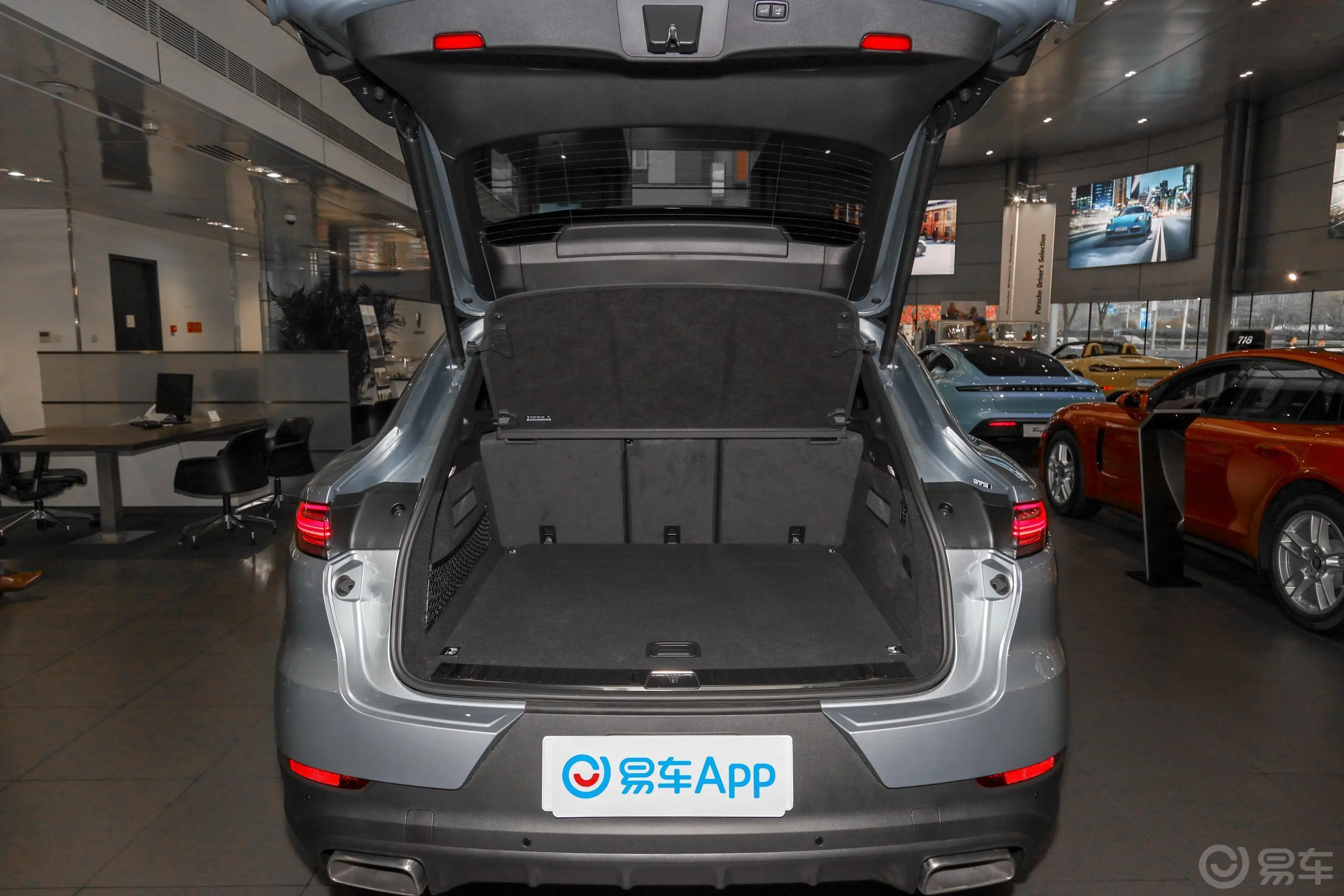 Cayenne E-HybridCayenne E-Hybrid Coupé 2.0T空间