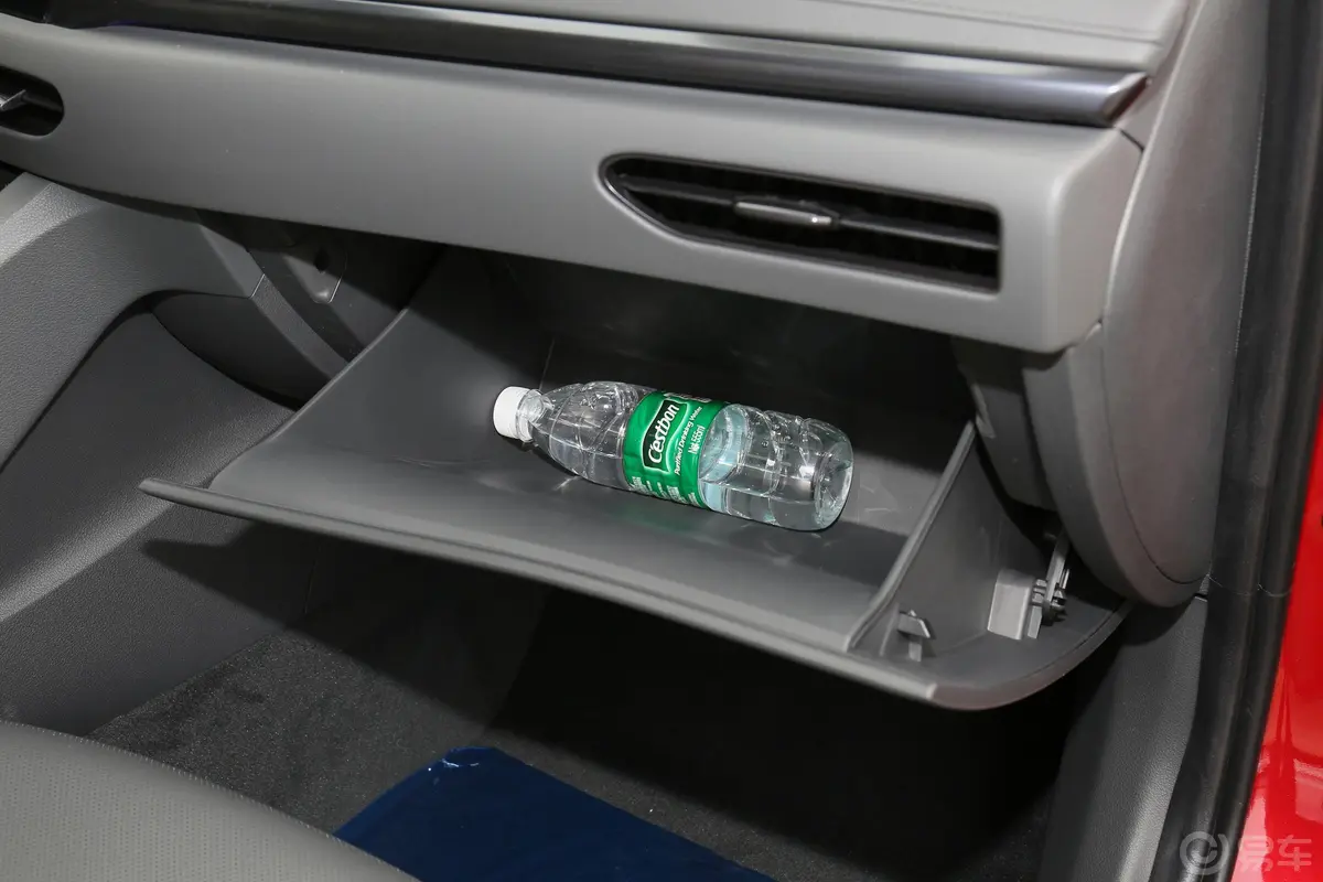 索纳塔改款 380TGDi 自动智享版手套箱空间水瓶横置