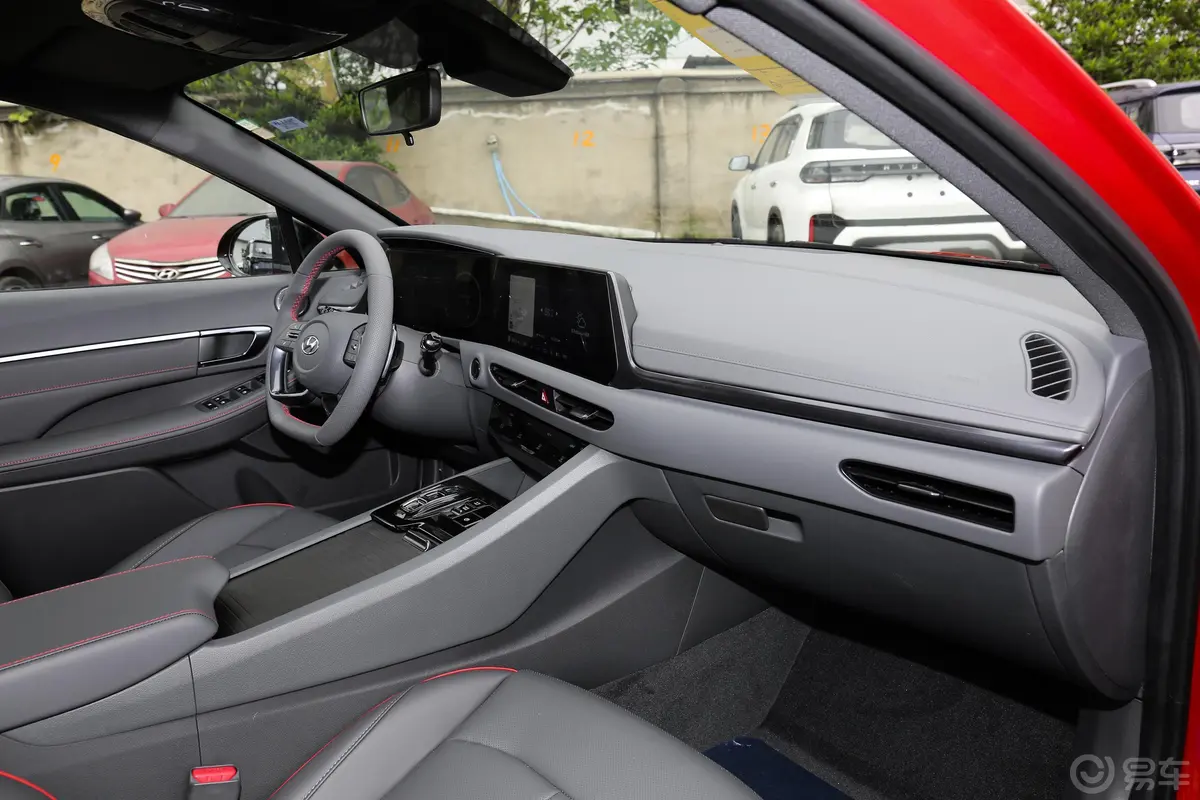 索纳塔改款 380TGDi 自动智享版内饰全景副驾驶员方向