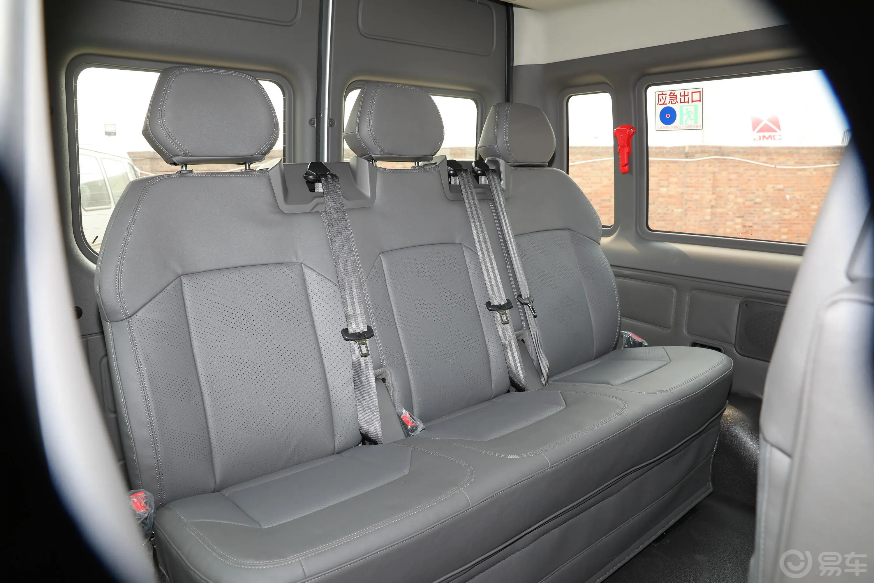 新世代全顺Pro 2.2T AMT 短轴中顶 豪华型客车 7座 柴油 国VI第三排座椅