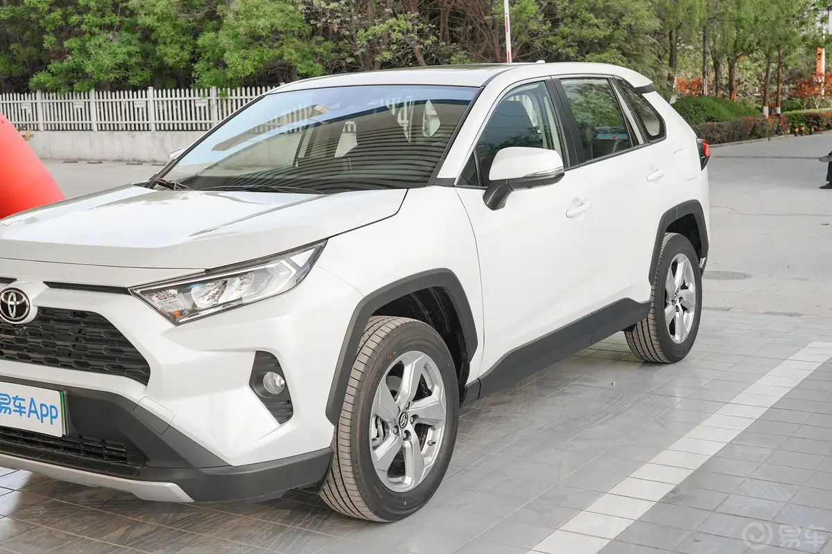 RAV4荣放2.0L CVT 两驱 风尚Plus版外观