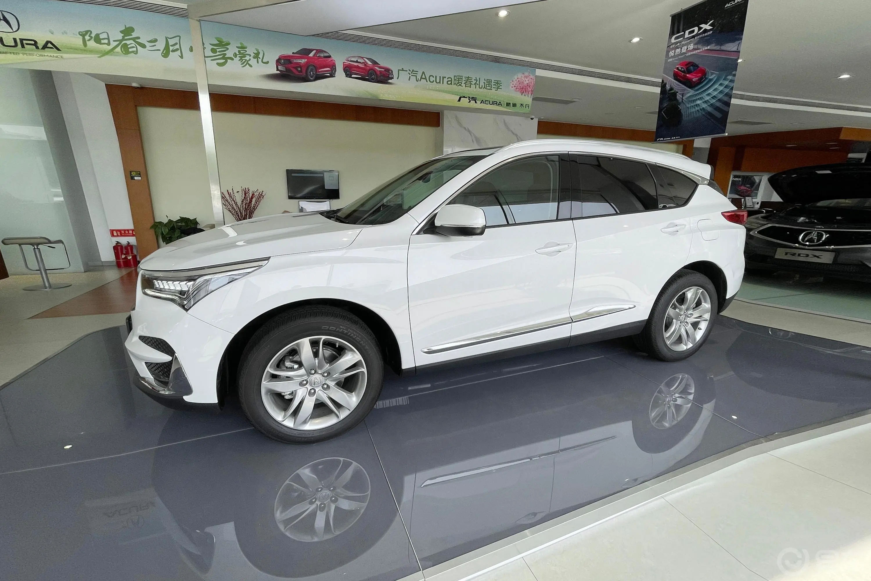 讴歌RDX2.0T 四驱 钻享版正侧车头向左水平