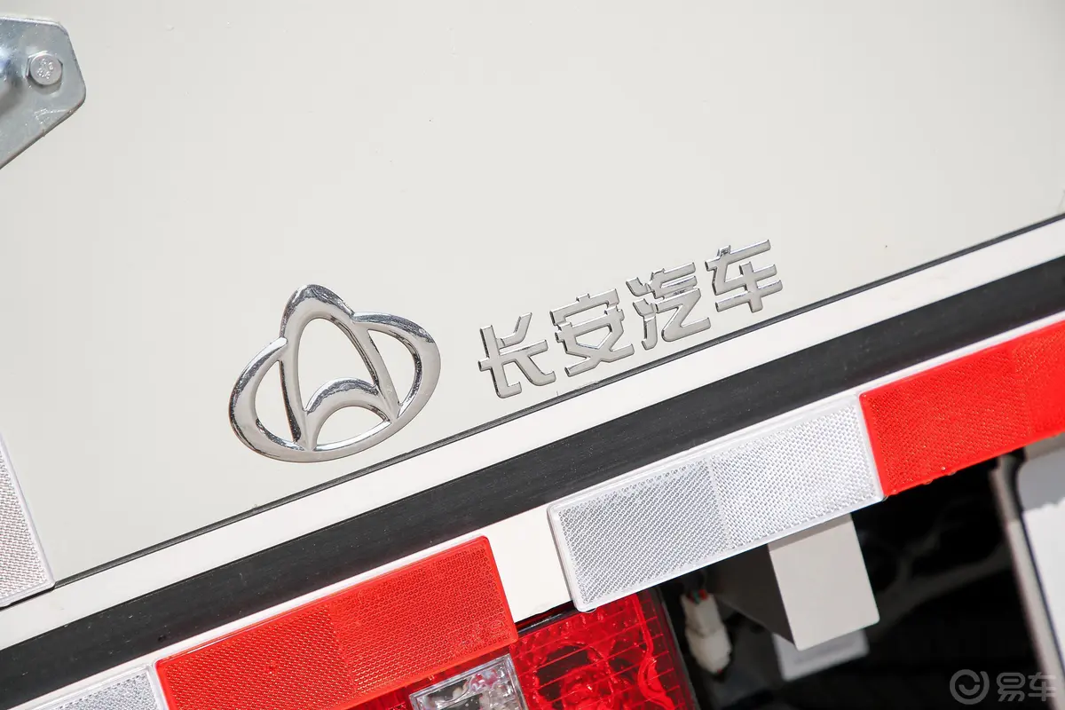 跨越王X1东安1.6L 122马力 2700轴距 单排厢式运输车 标准版 国Ⅵ外观