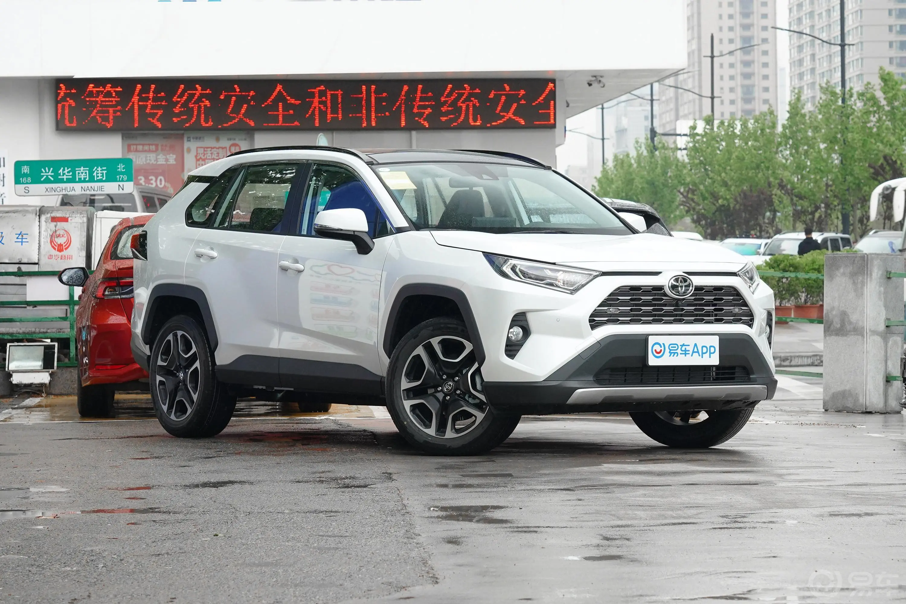 RAV4荣放2.0L CVT 四驱 尊贵版胎压信息铭牌