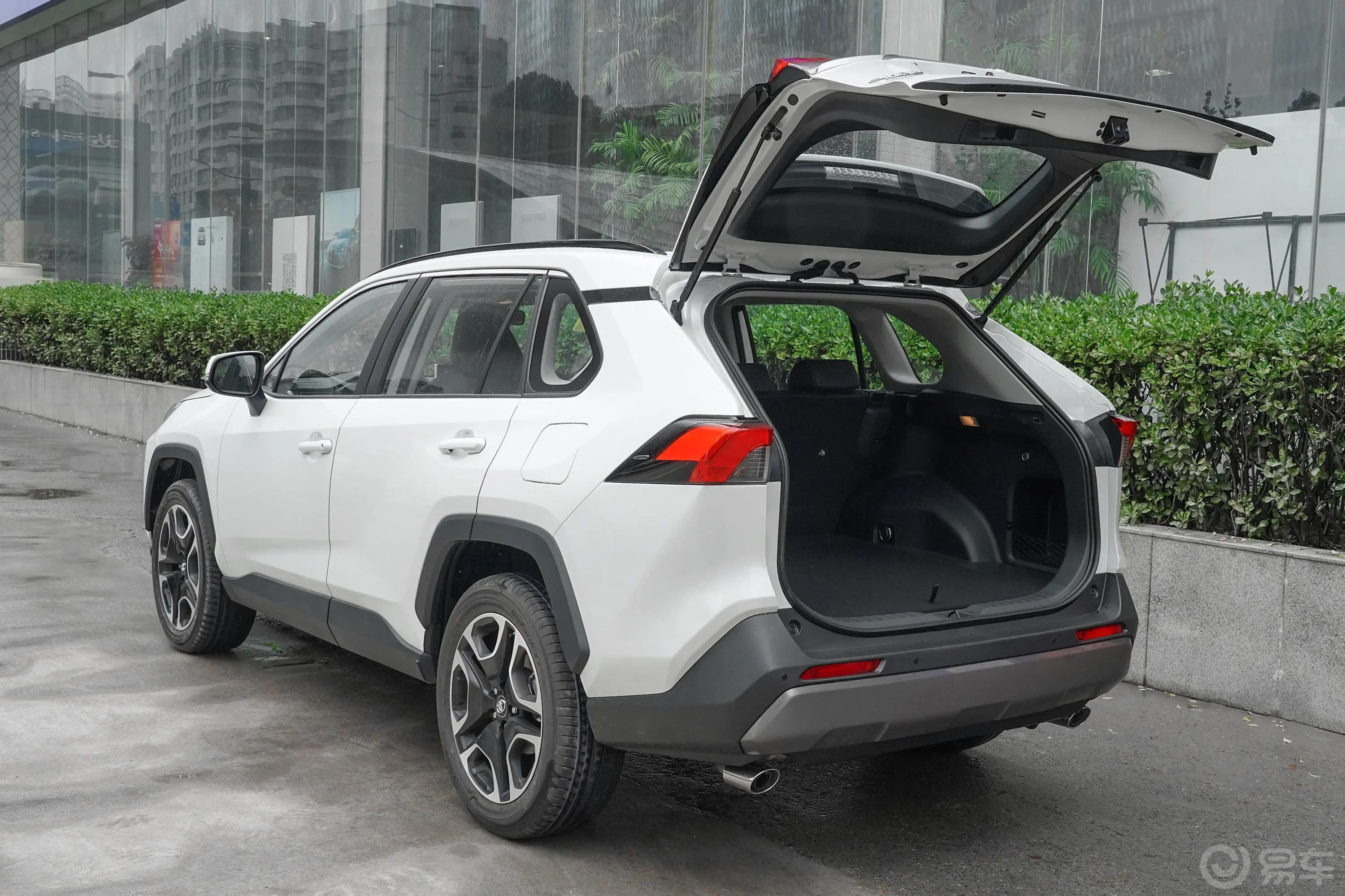 RAV4荣放2.0L CVT 四驱 尊贵版后备厢开启45度侧拍