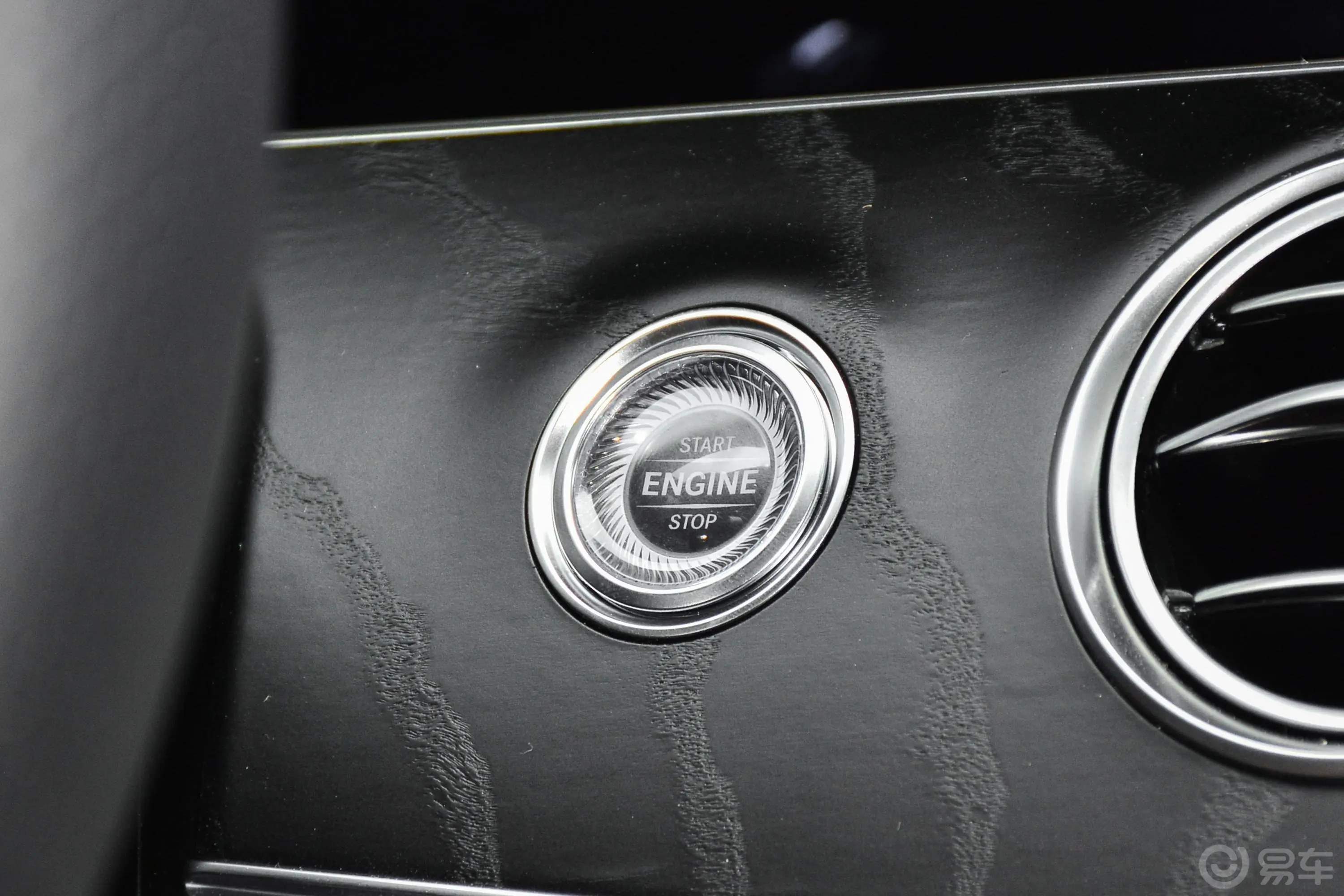 奔驰E级(进口)改款 E 260 豪华型运动版钥匙孔或一键启动按键