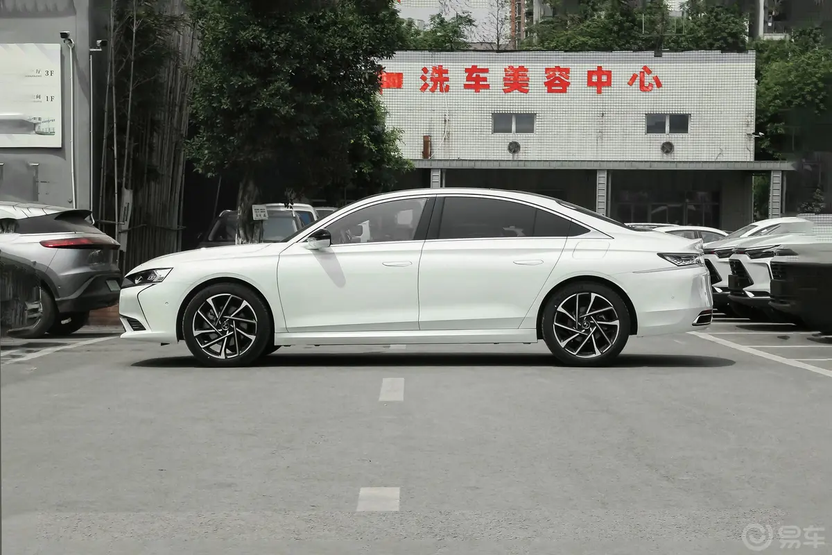 DS 9 E-TENSE1.6T 歌剧院版正侧车头向左水平