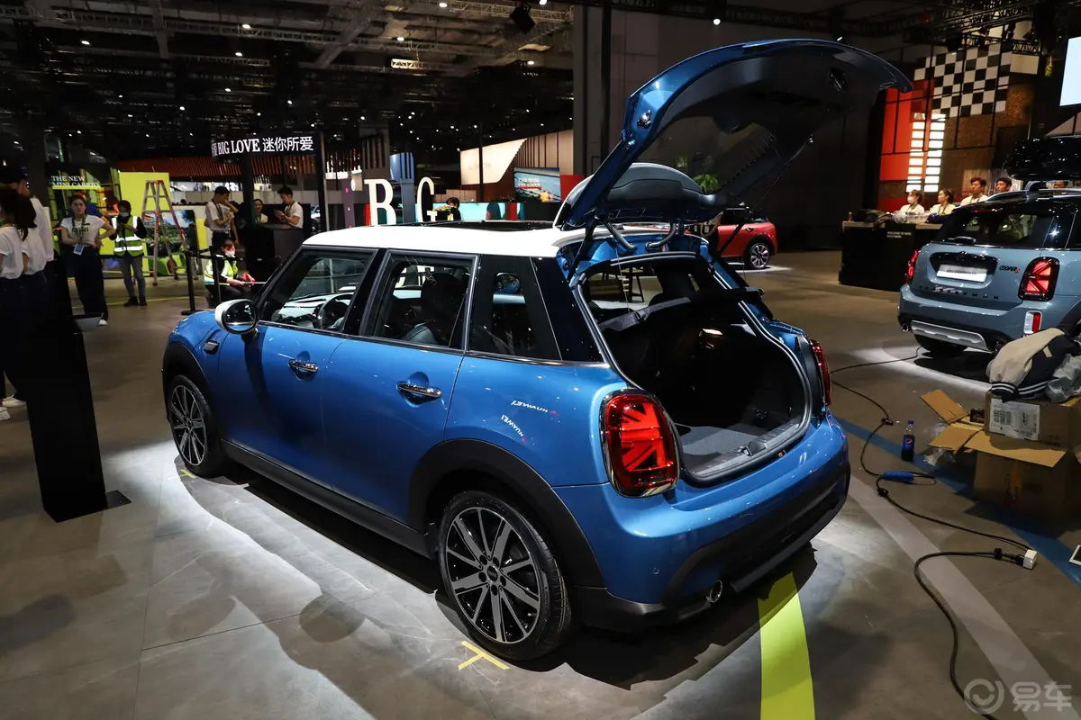 MINI1.5T COOPER 艺术家 五门版空间