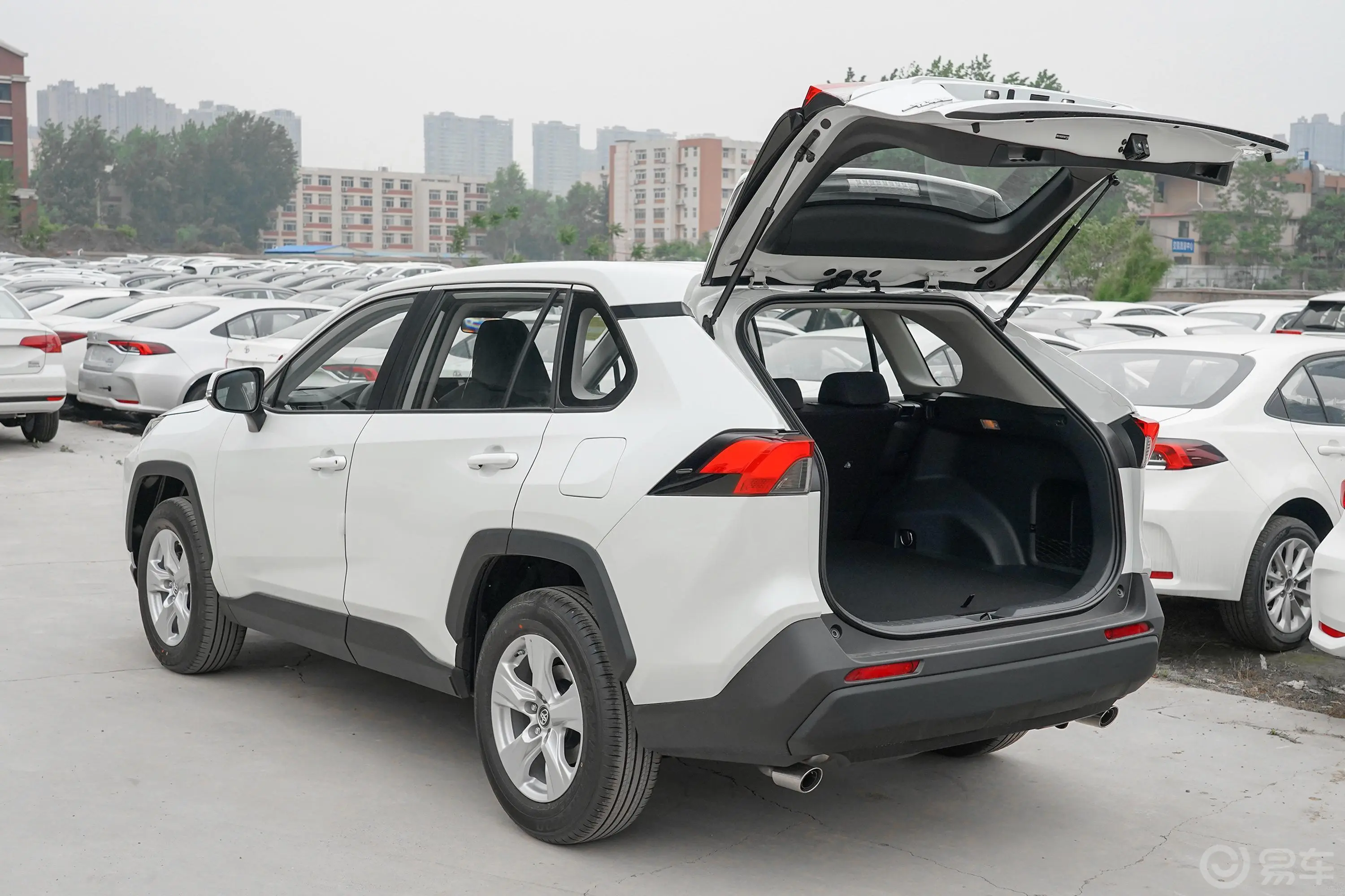 RAV4荣放2.0L CVT 两驱 都市版后备厢开启45度侧拍