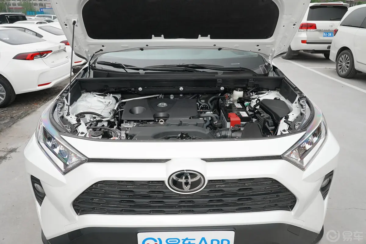 RAV4荣放2.0L CVT 两驱 都市版发动机舱整体