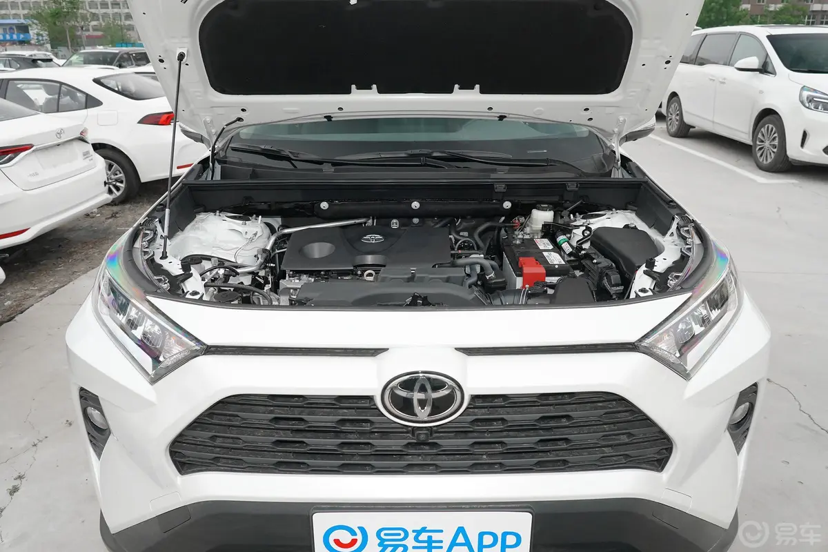 RAV4荣放2.0L CVT 四驱 风尚版发动机舱整体