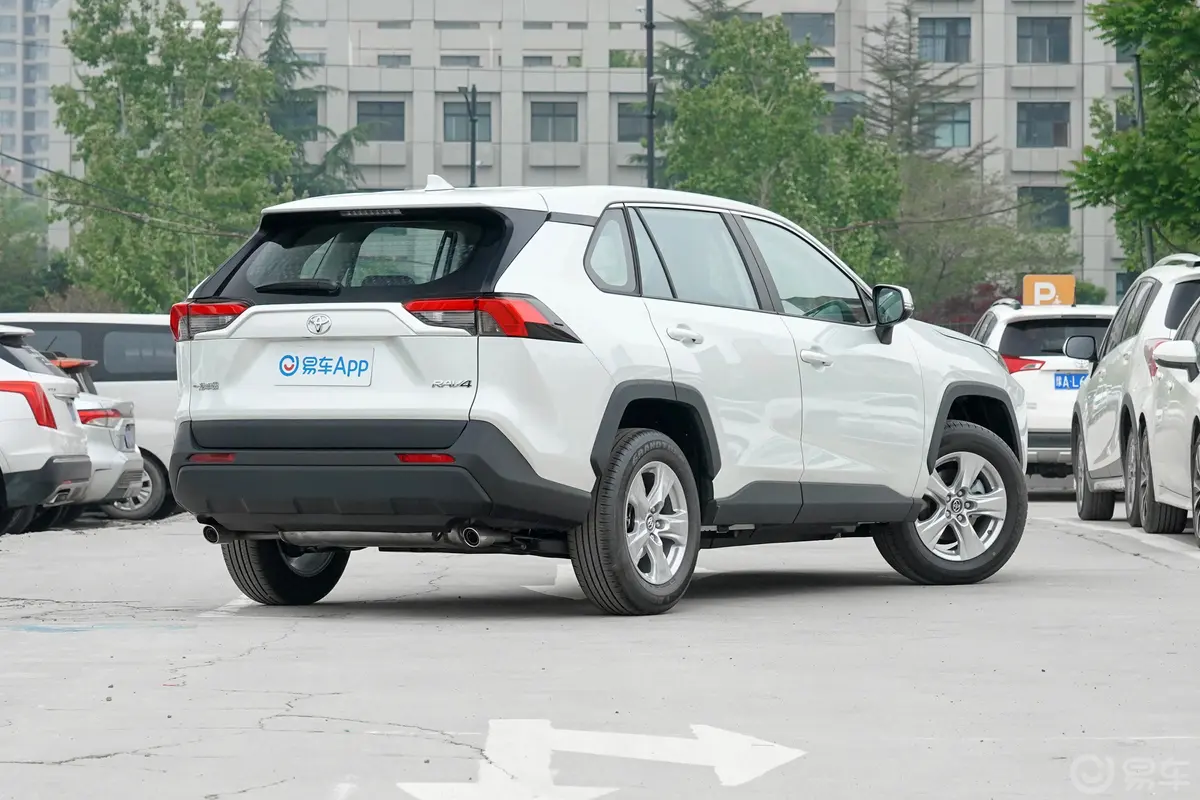 RAV4荣放2.0L CVT 两驱 都市版侧后45度车头向右水平