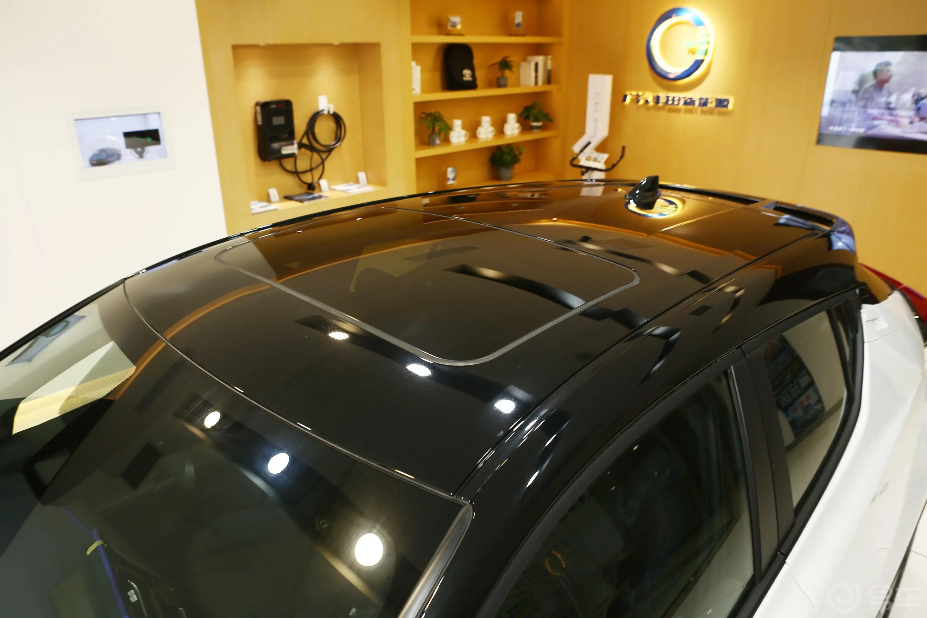 丰田C-HR双擎 2.0L 舒适版天窗