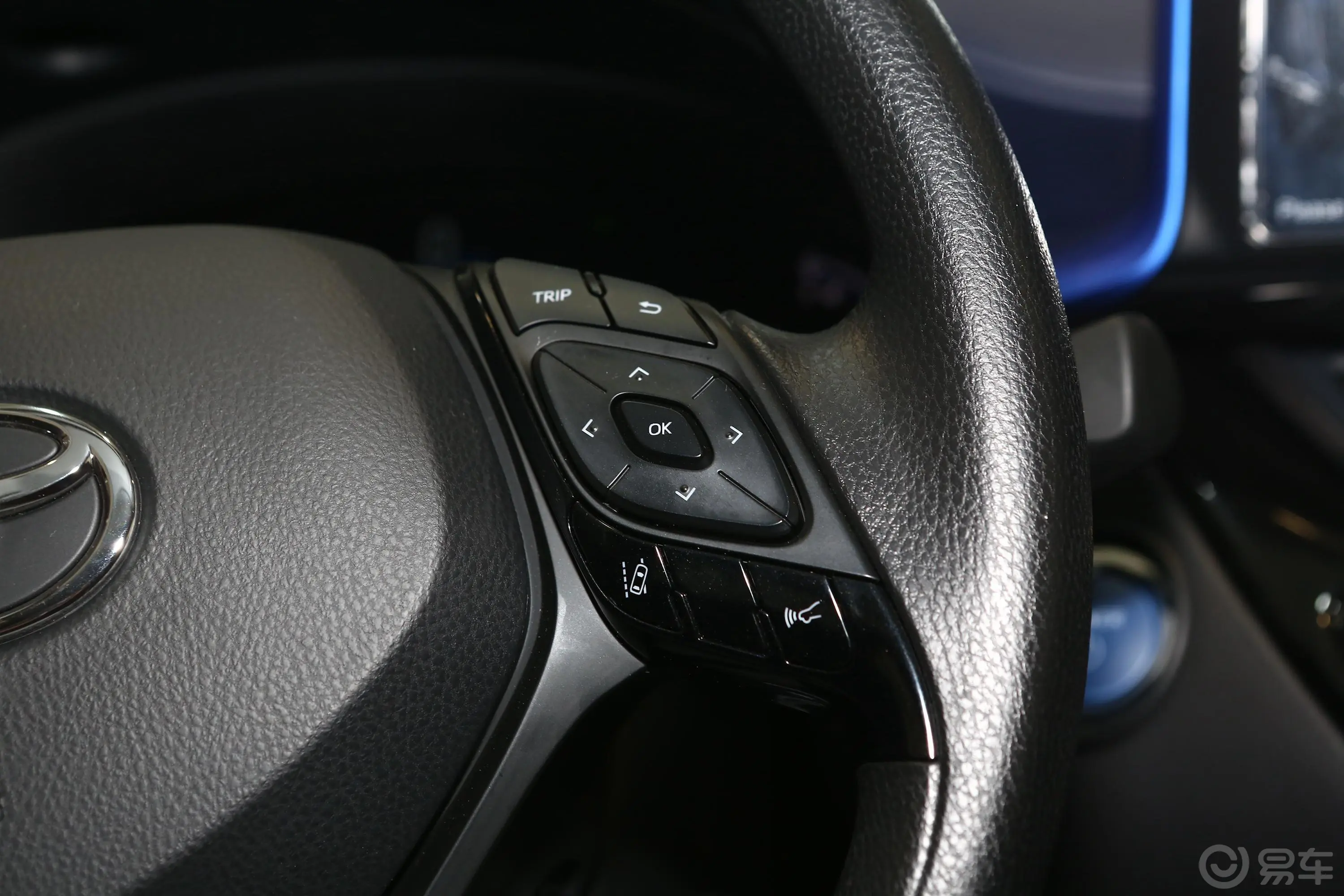 丰田C-HR双擎 2.0L 舒适版右侧方向盘功能按键