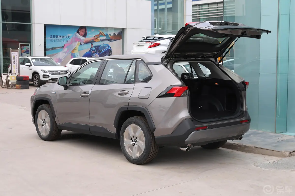 RAV4荣放双擎 2.5L E-CVT 两驱 精英版后备厢开启45度侧拍