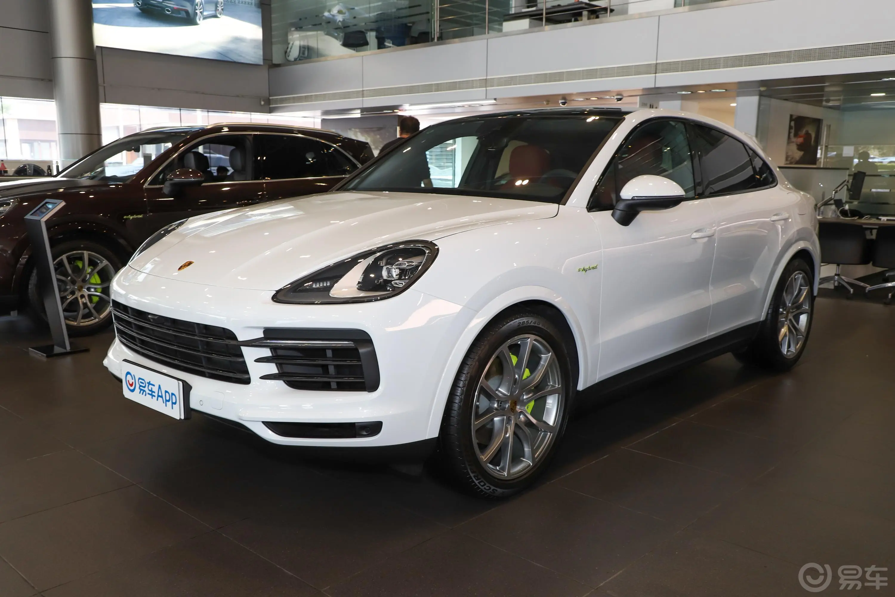 Cayenne E-HybridCayenne E-Hybrid Coupé 2.0T侧前45度车头向左水平