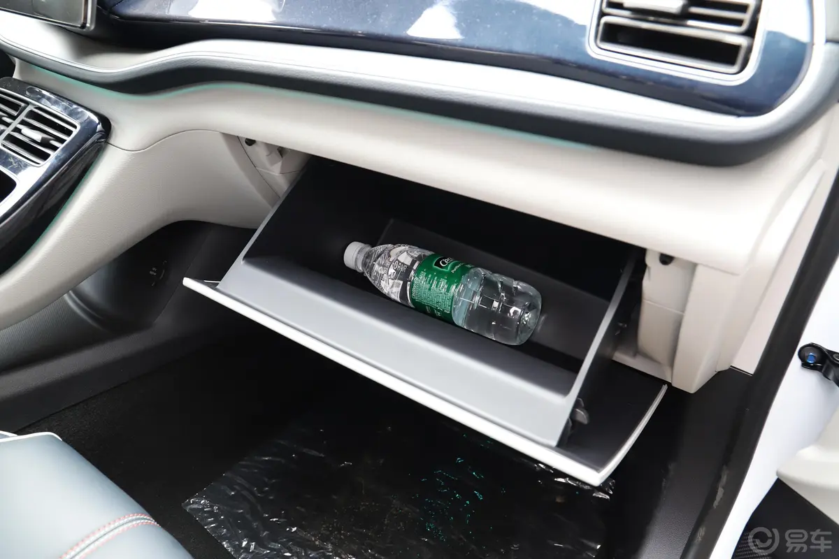 秦PLUS新能源EV 600km 旗舰型手套箱空间水瓶横置