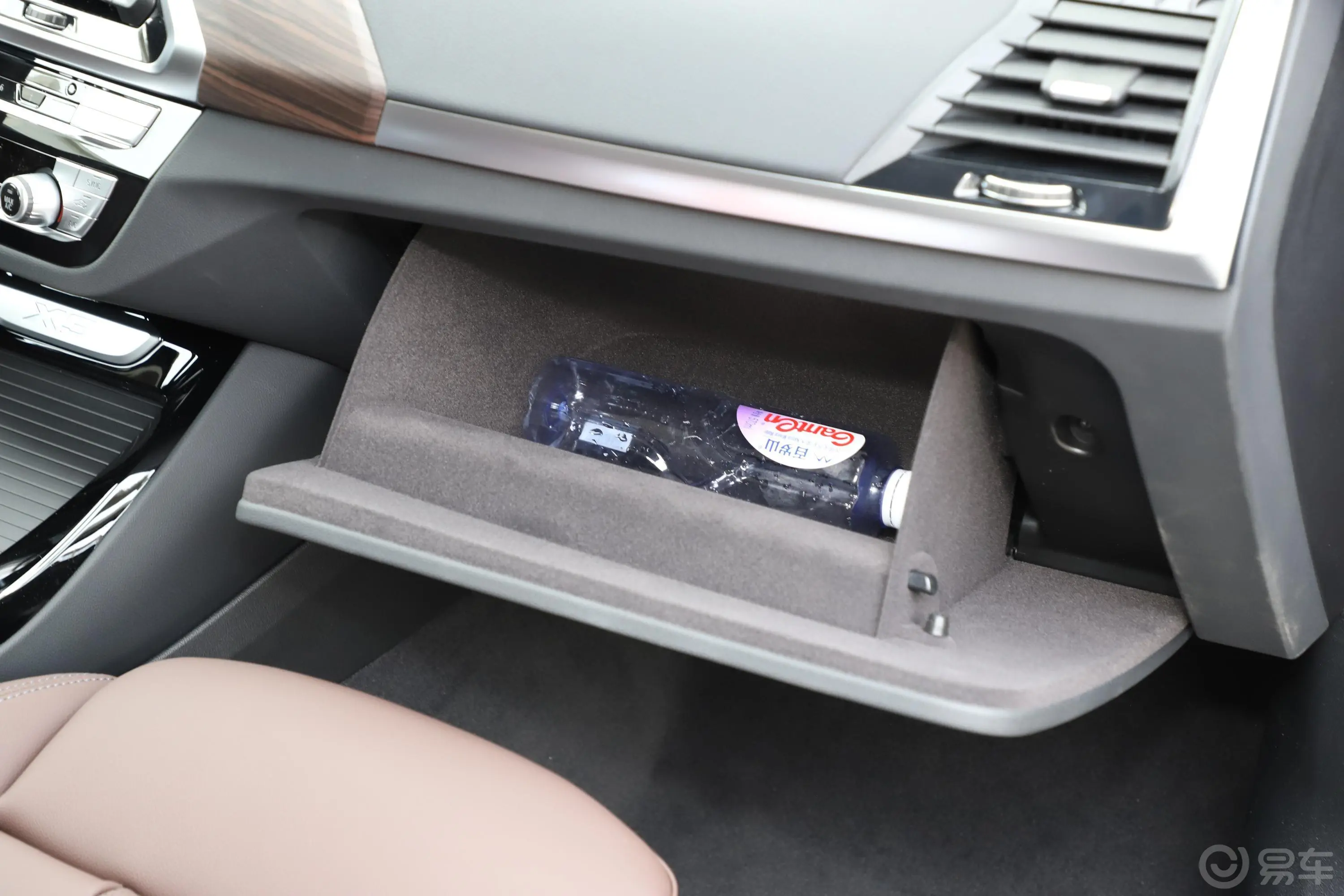宝马X3改款 xDrive 28i 豪华套装手套箱空间水瓶横置