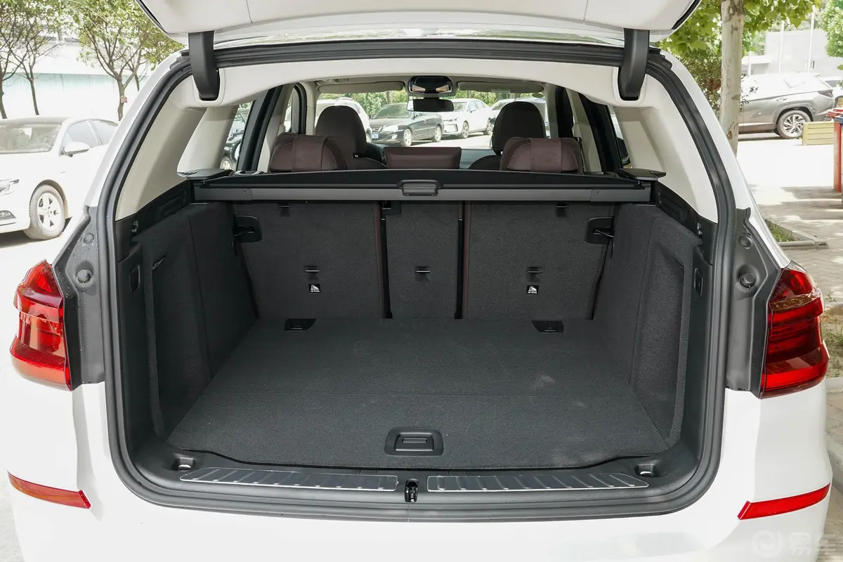 宝马X3改款 xDrive 25i 豪华套装后备厢空间特写