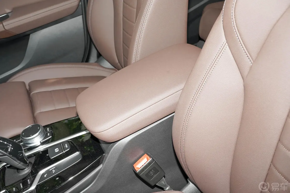 宝马X3改款 xDrive 25i 豪华套装前排中央扶手