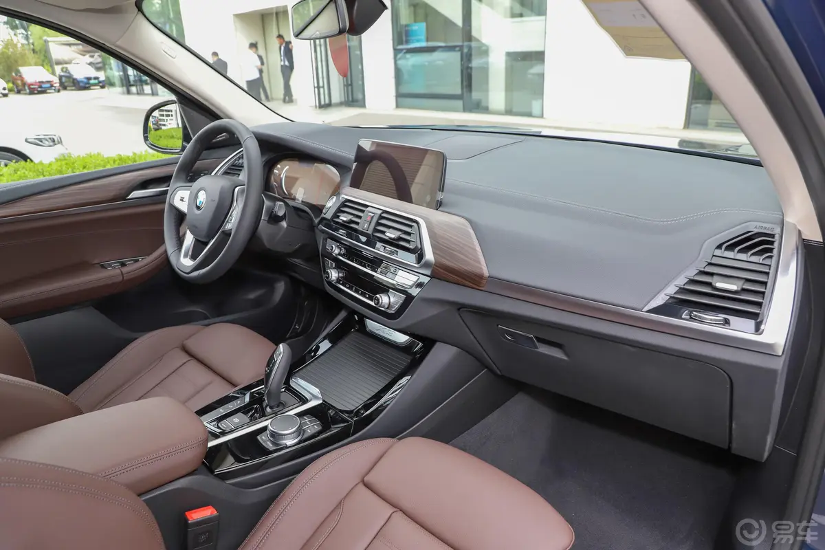 宝马X3改款 xDrive 28i 豪华套装内饰全景副驾驶员方向