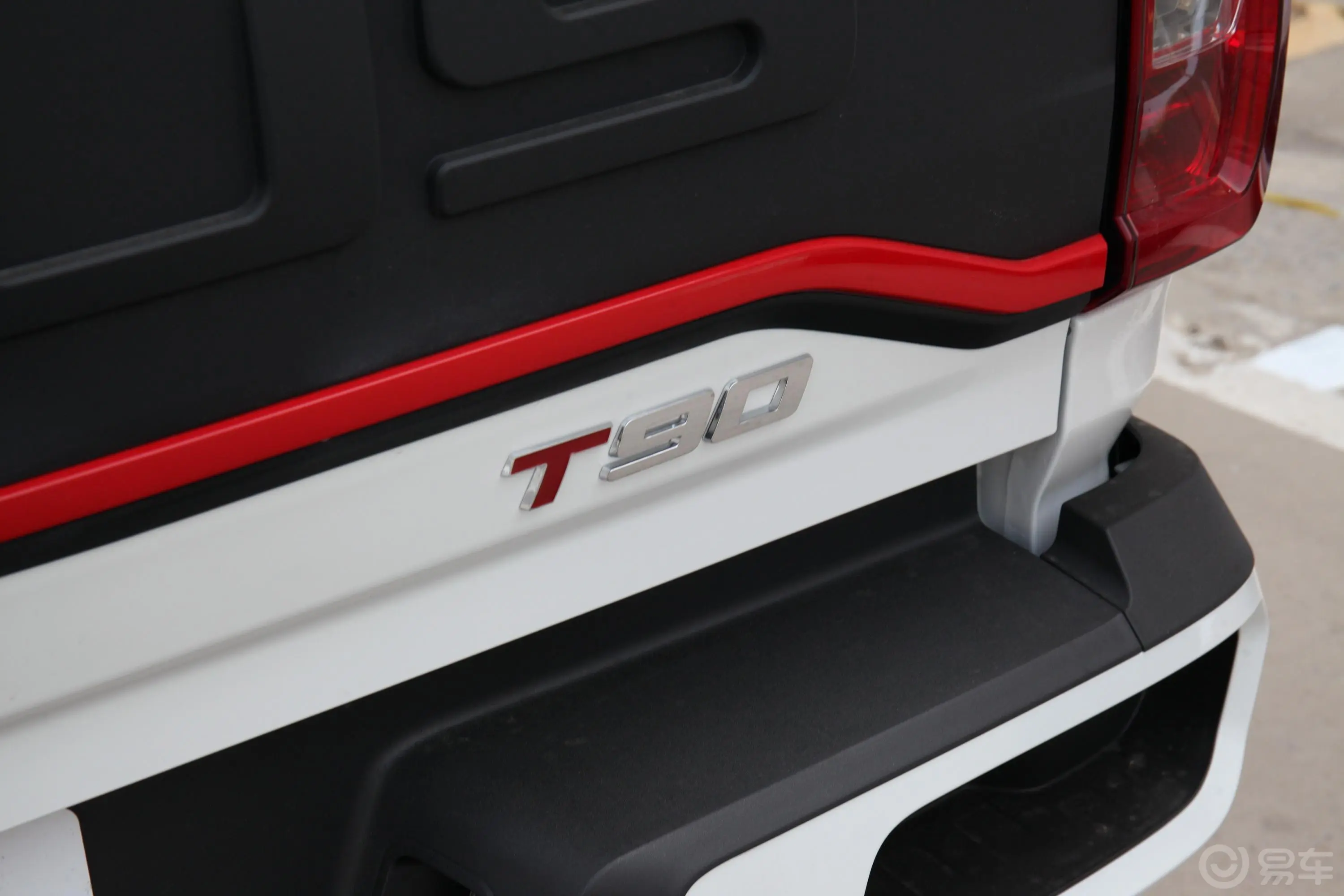 大通T902.0T 自动两驱双增压长箱高底盘舒享型 柴油外观细节