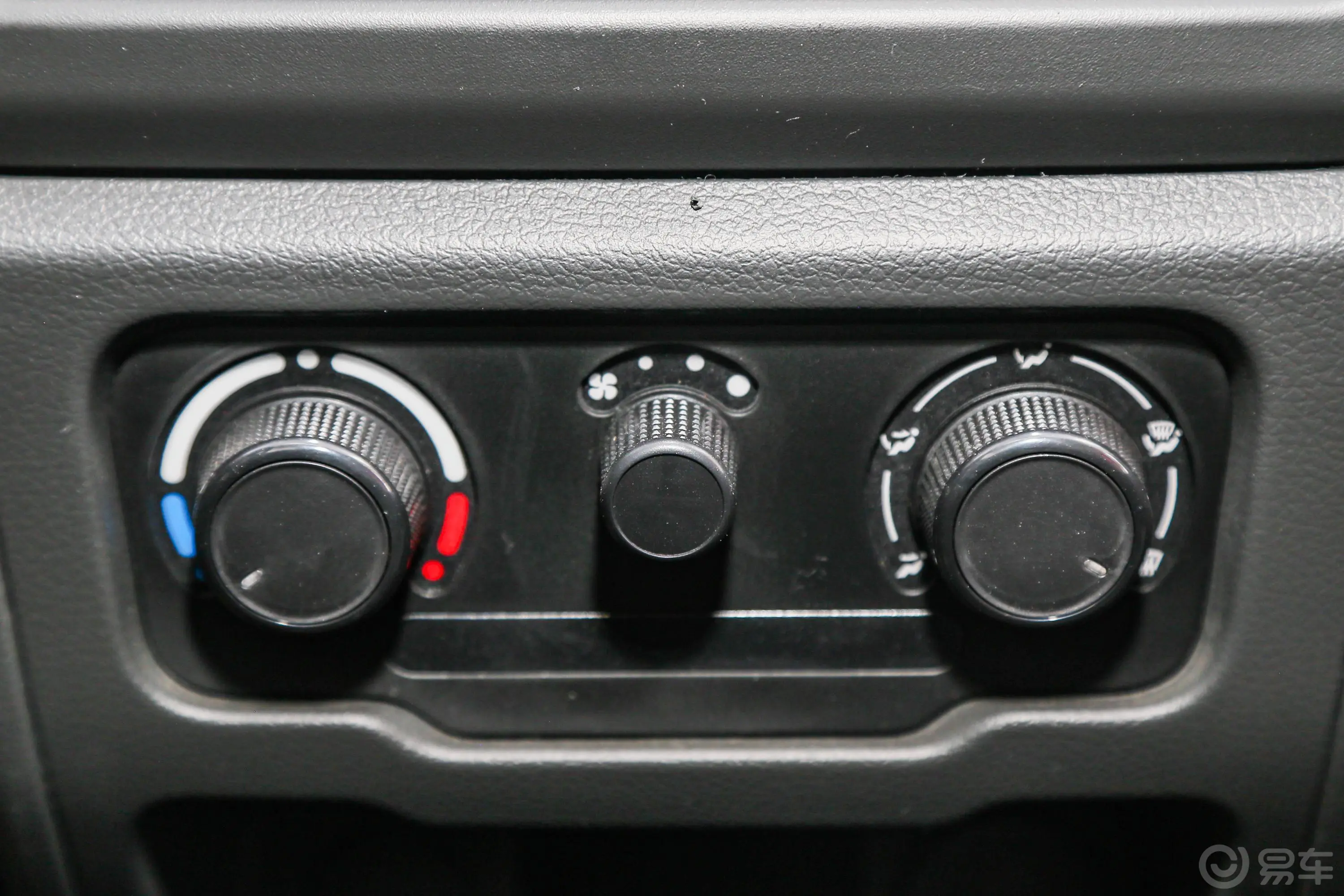 新豹T11.2L 单排单后轮长箱 载货汽车 标准版副驾驶位区域
