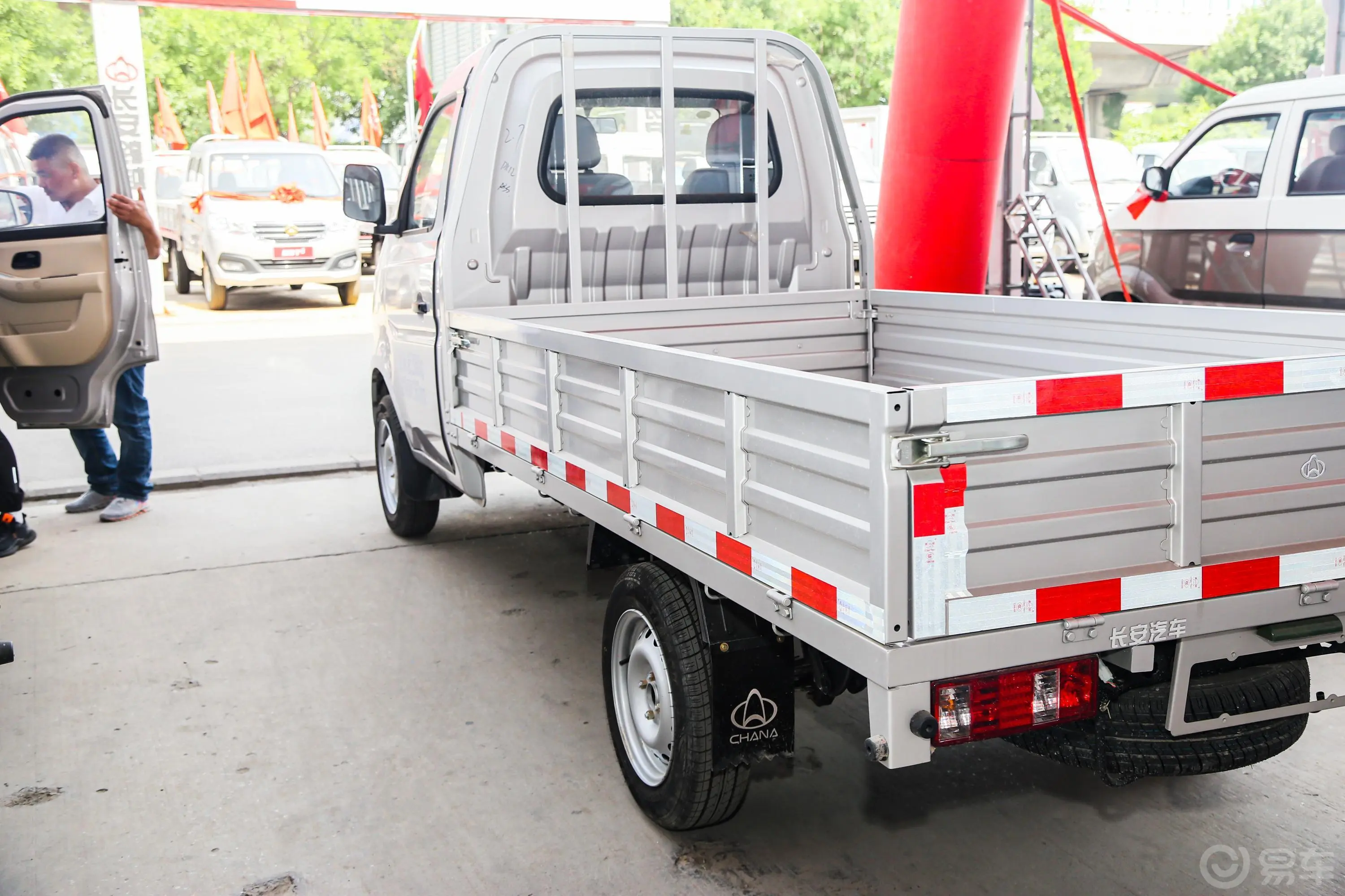 新豹T11.2L 单排单后轮长箱 载货汽车 标准版外观