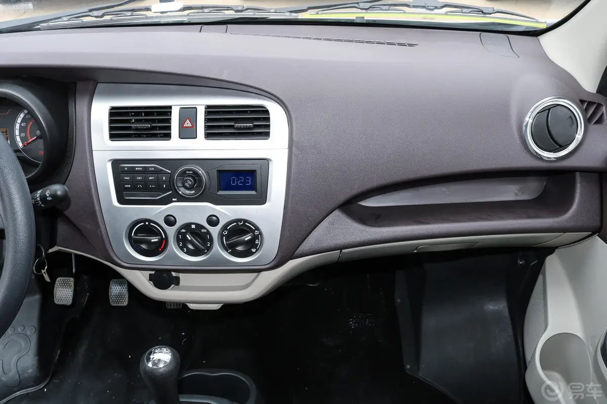 长安星卡1.5L 长轴版 单排 复合板厢货基本型副驾驶位区域