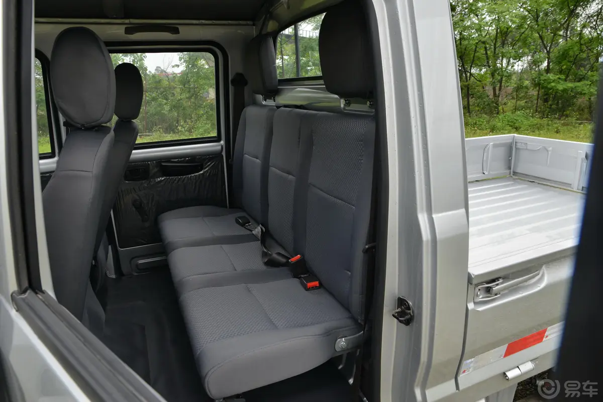 五菱荣光小卡1.5L 双排标准型空调版 5座后排座椅