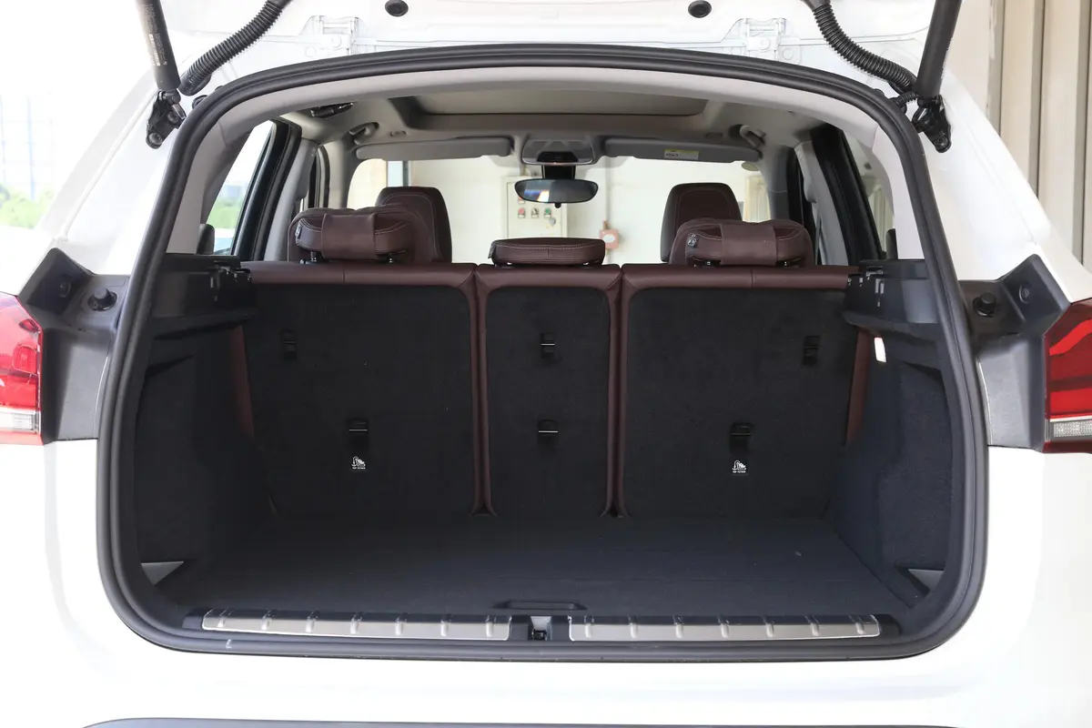宝马X1改款 sDrive20Li 时尚型后备厢空间特写