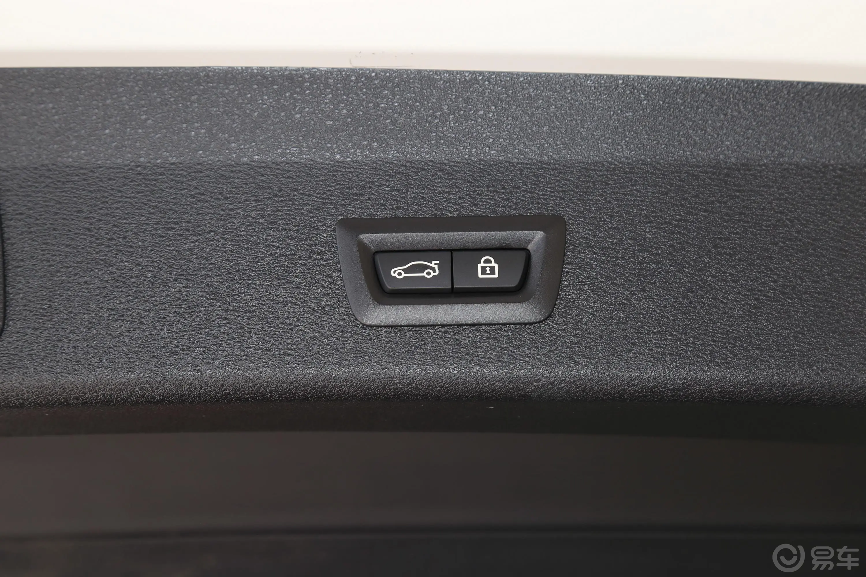 宝马X1改款 sDrive20Li 时尚型电动尾门按键（手动扶手）