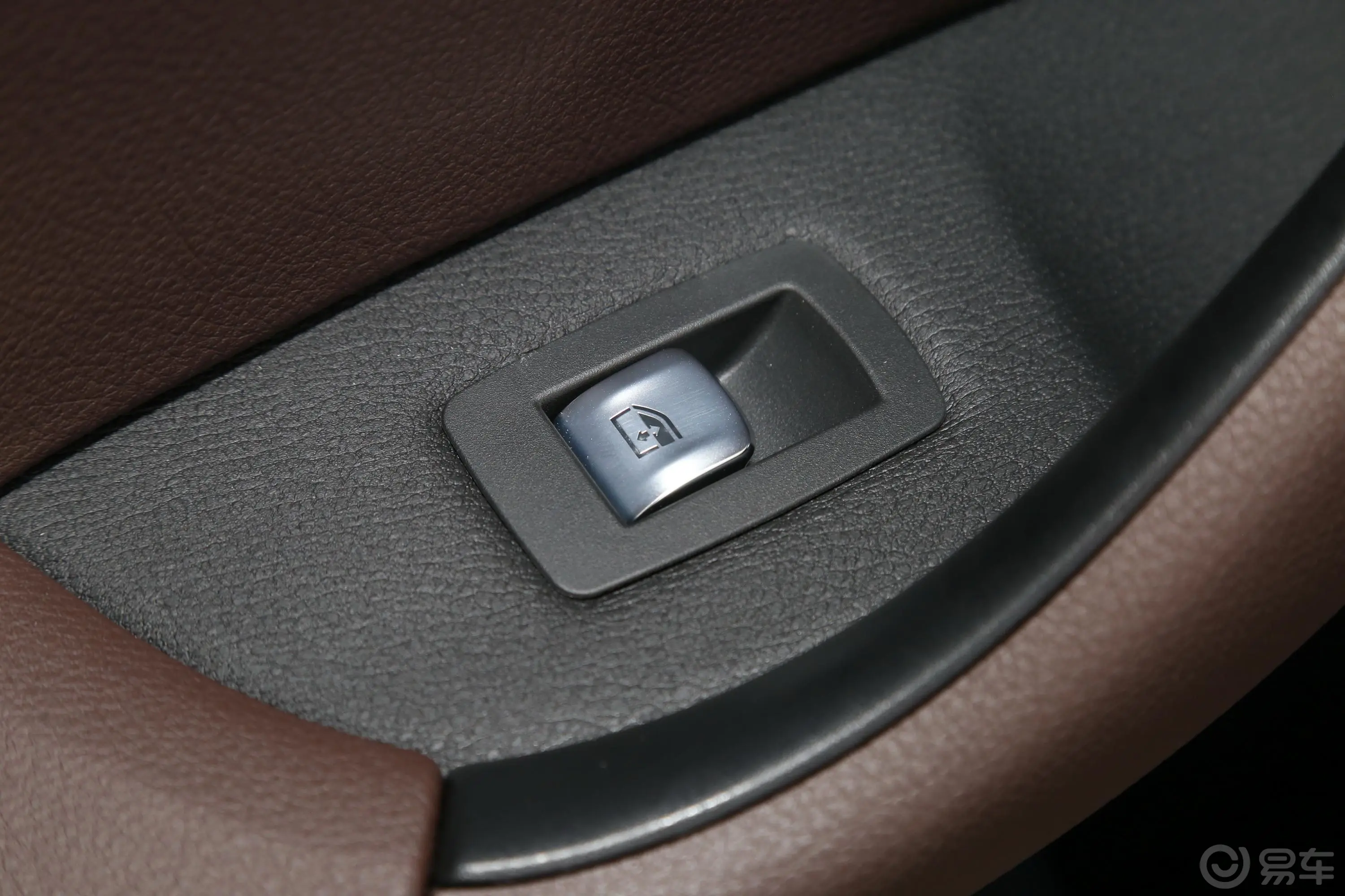 宝马X1改款 sDrive20Li 时尚型后车窗调节