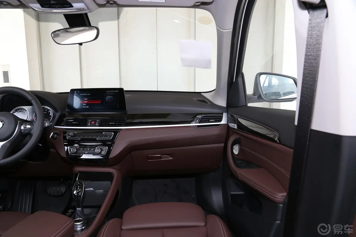 宝马X1改款 sDrive20Li 尊享型副驾驶位区域