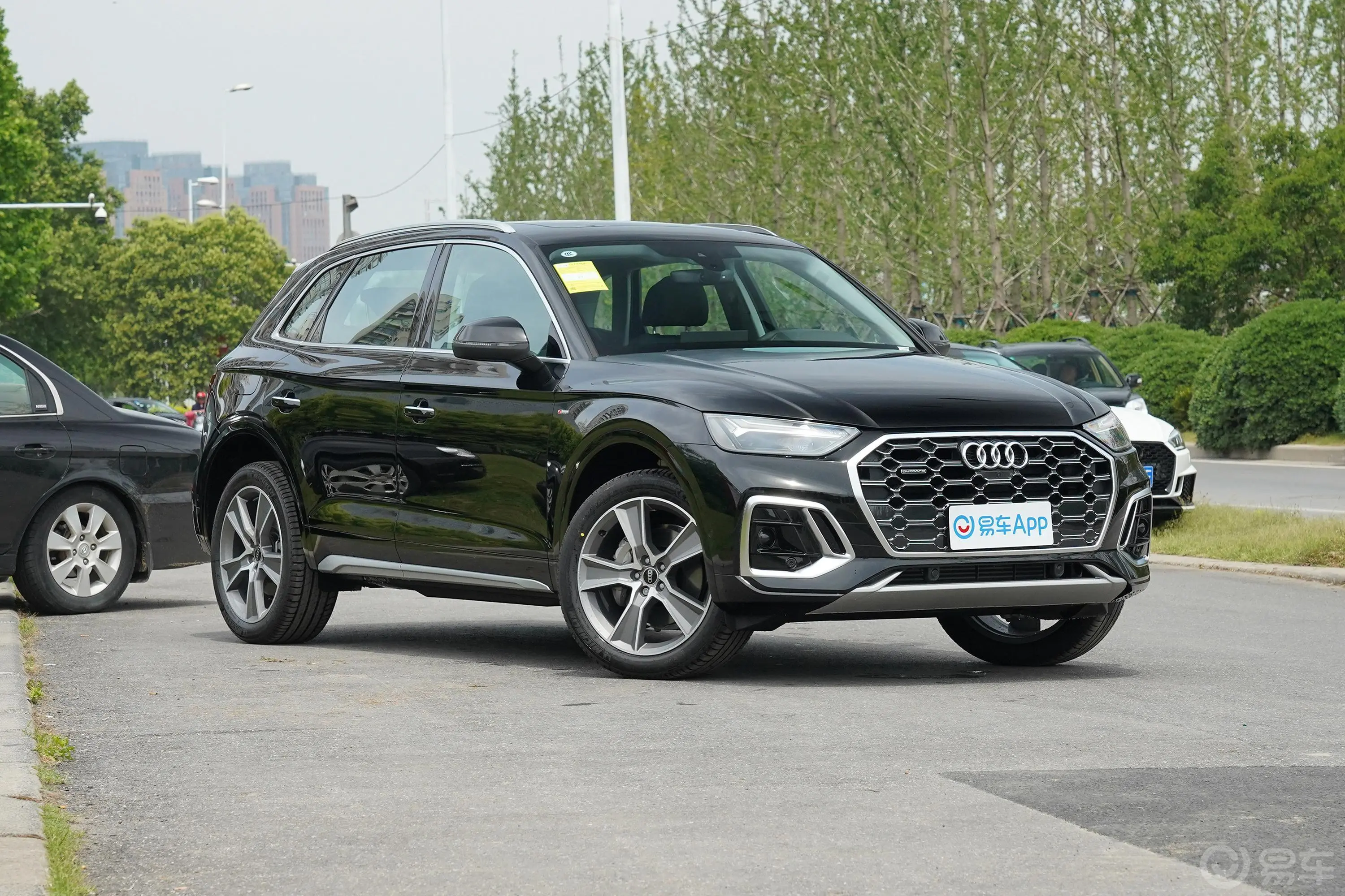 奥迪Q5L45 TFSI 豪华动感型发动机舱盖内侧