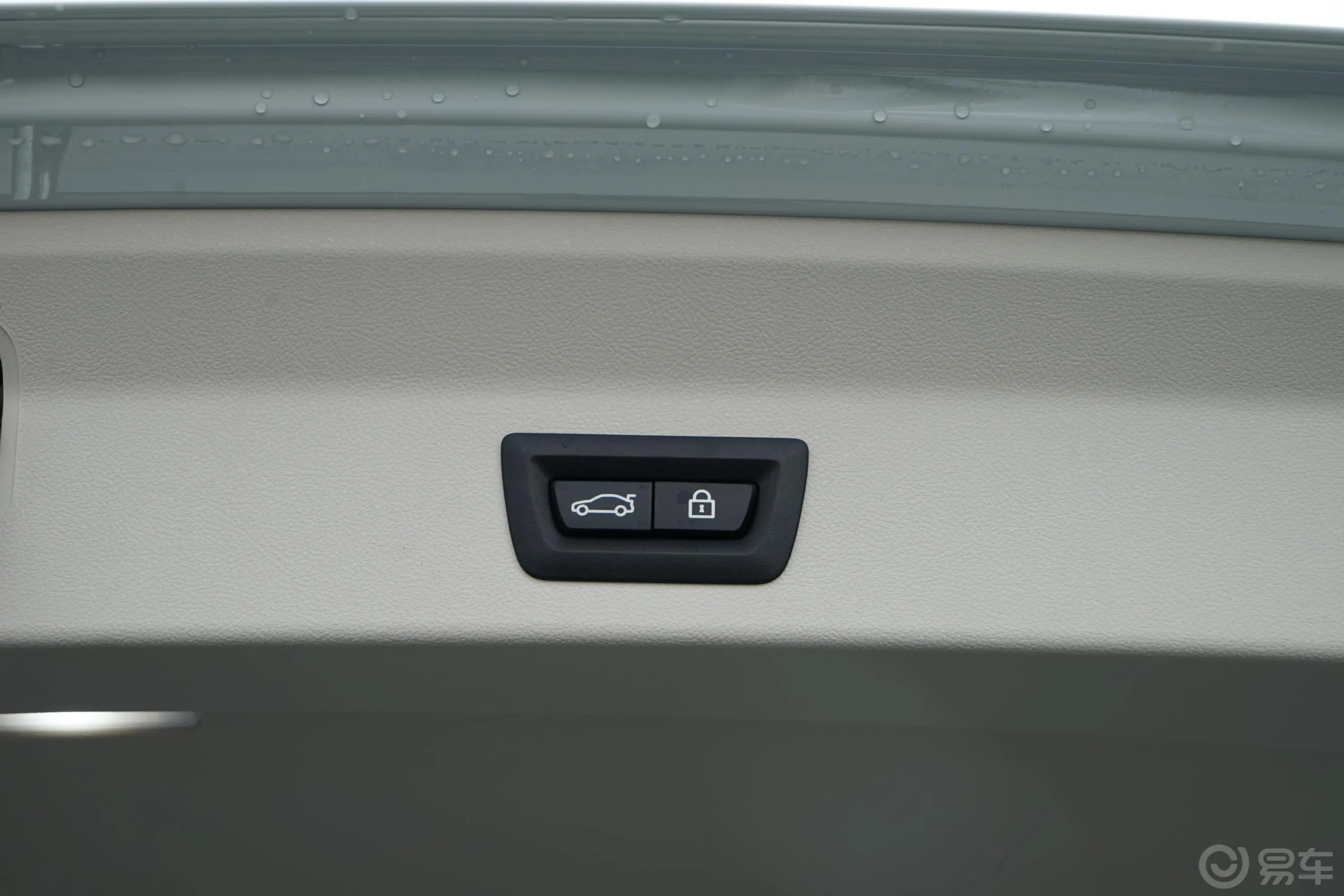 宝马X3改款 xDrive 28i M运动套装电动尾门按键（手动扶手）