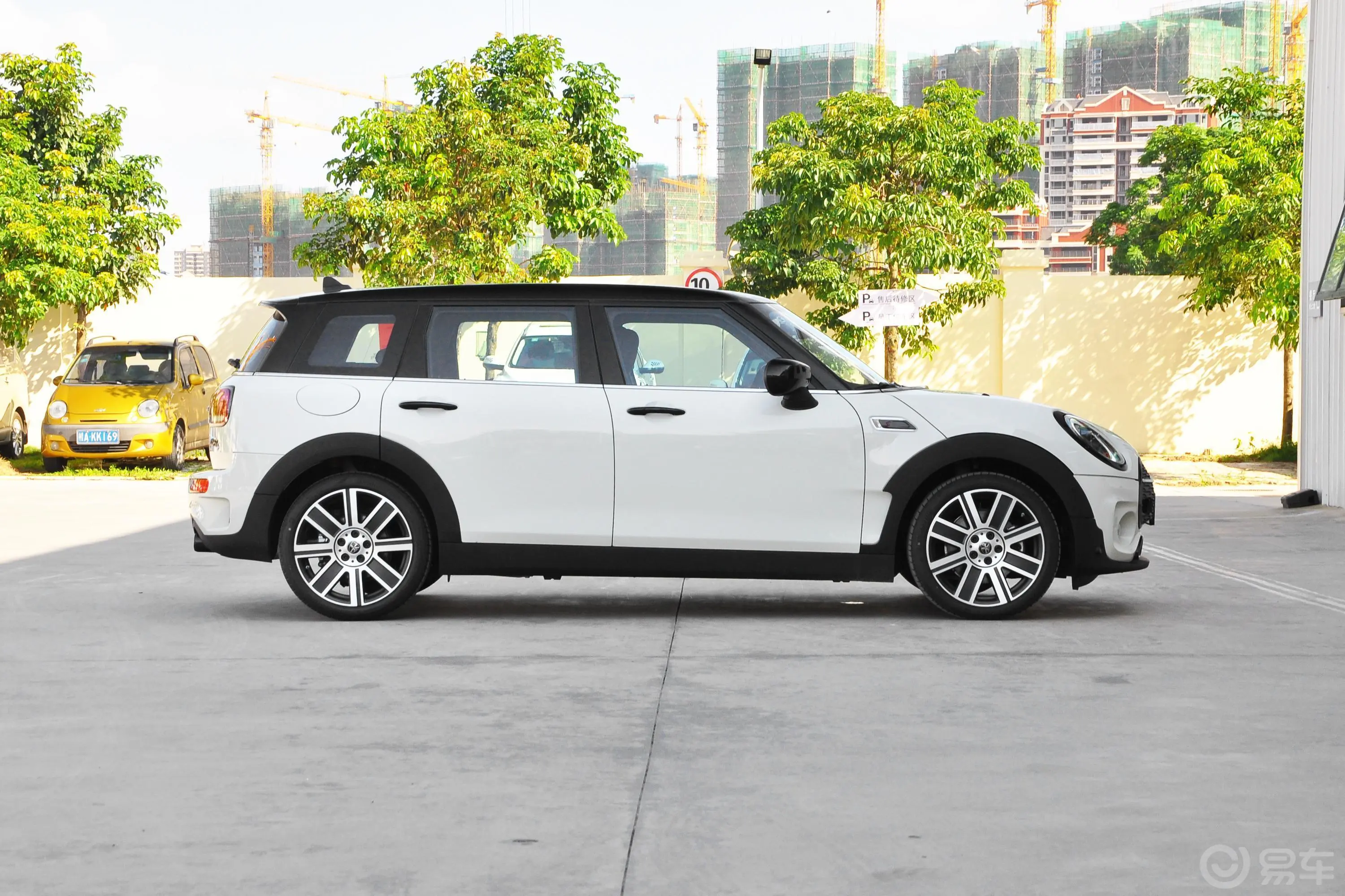 MINI CLUBMAN2.0T COOPER S正侧车头向右水平