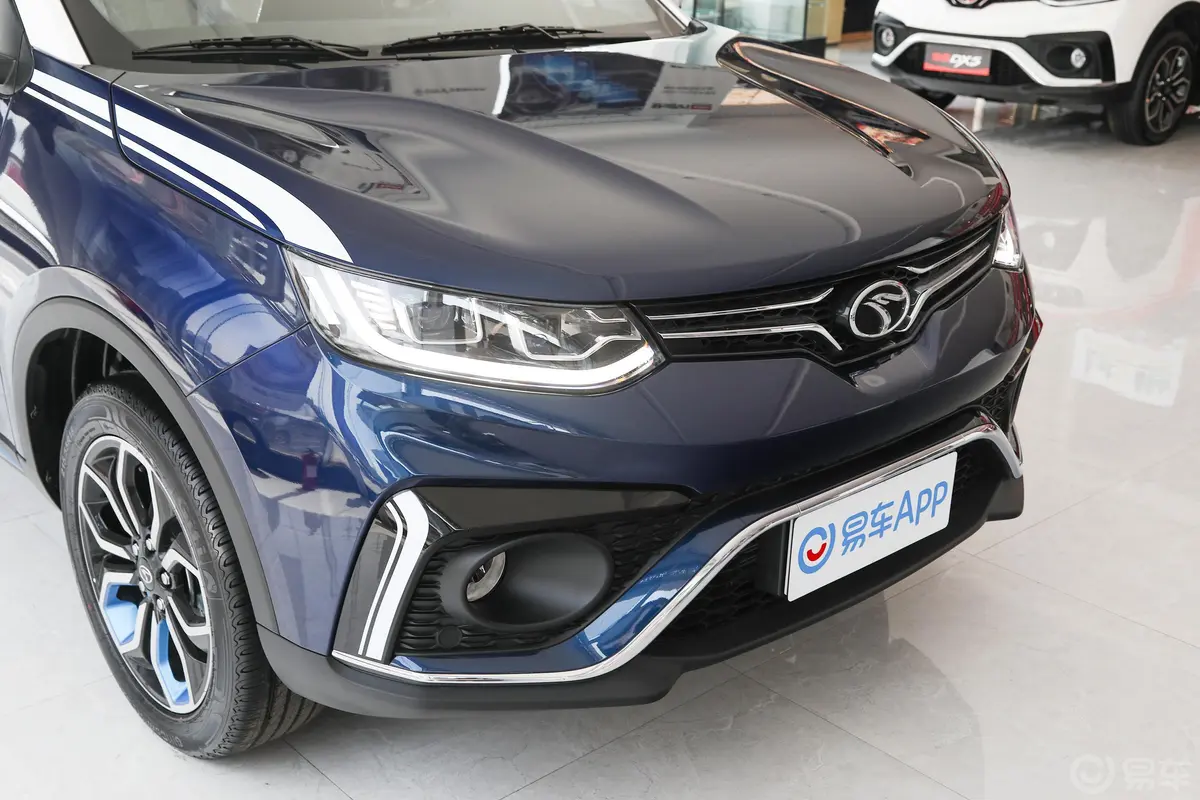 东南DX51.5T CVT 蓝企鹅型前格栅侧俯拍