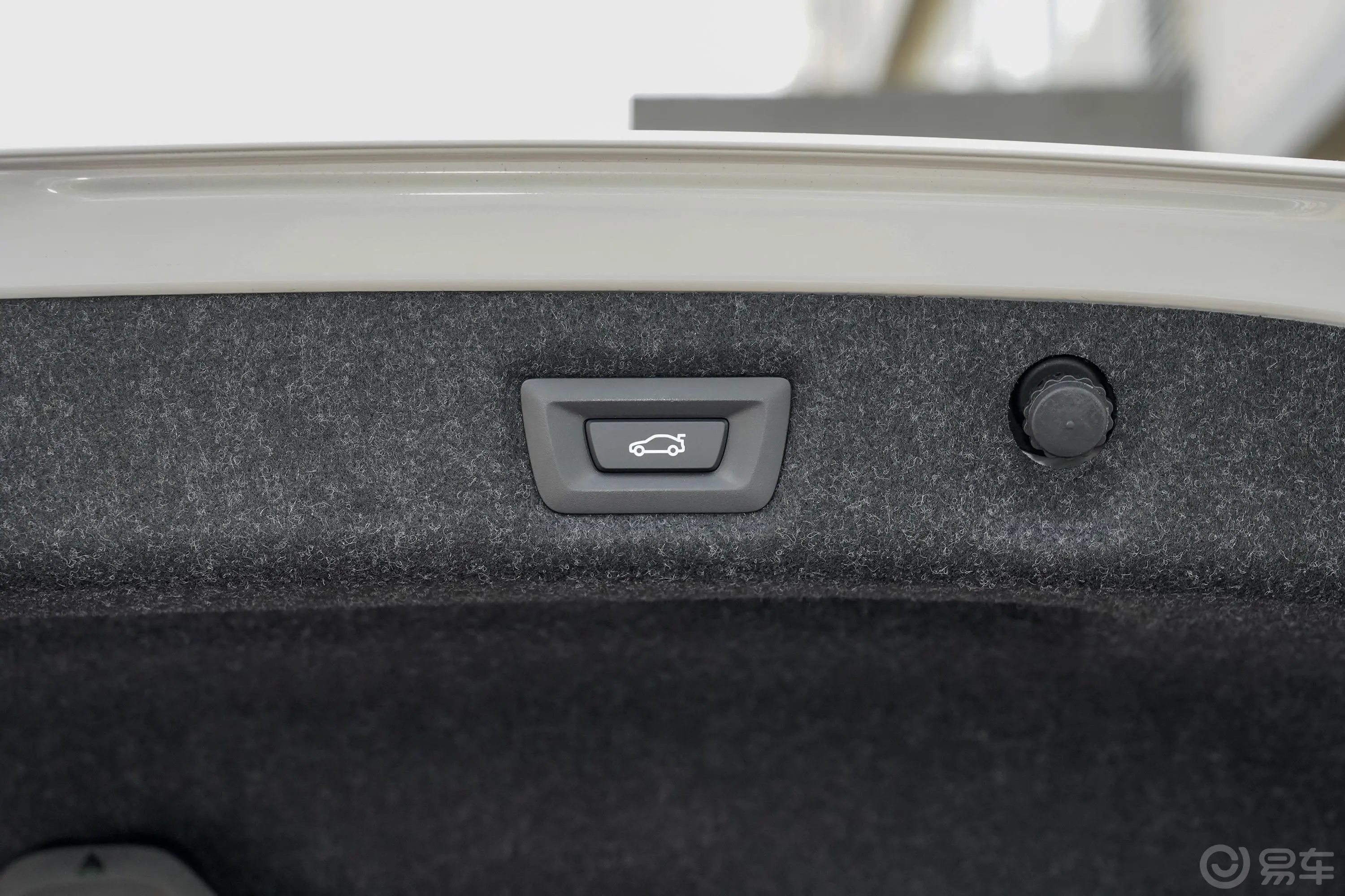宝马5系改款 525Li M运动套装电动尾门按键（手动扶手）