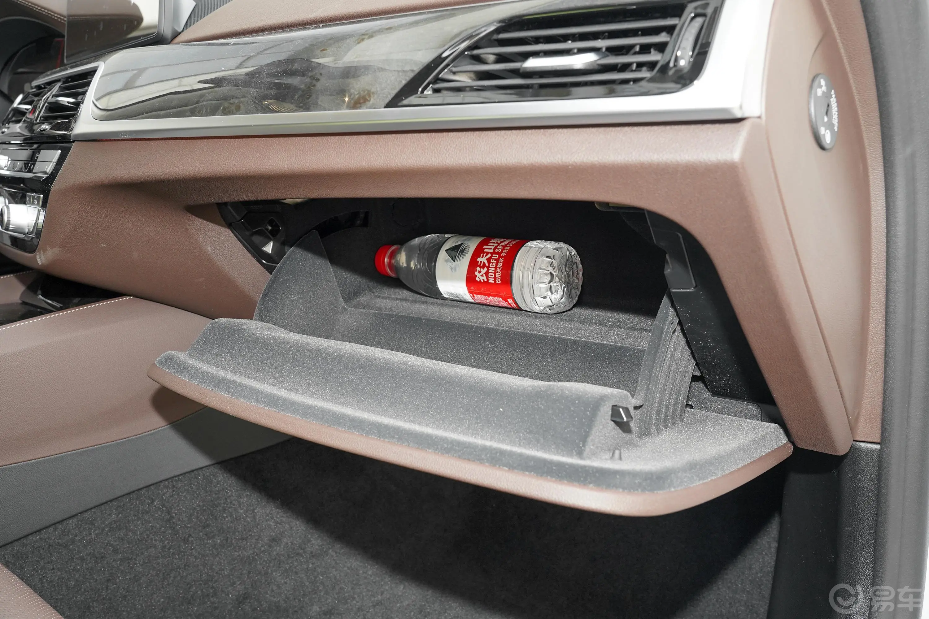 宝马5系改款 525Li 豪华套装手套箱空间水瓶横置