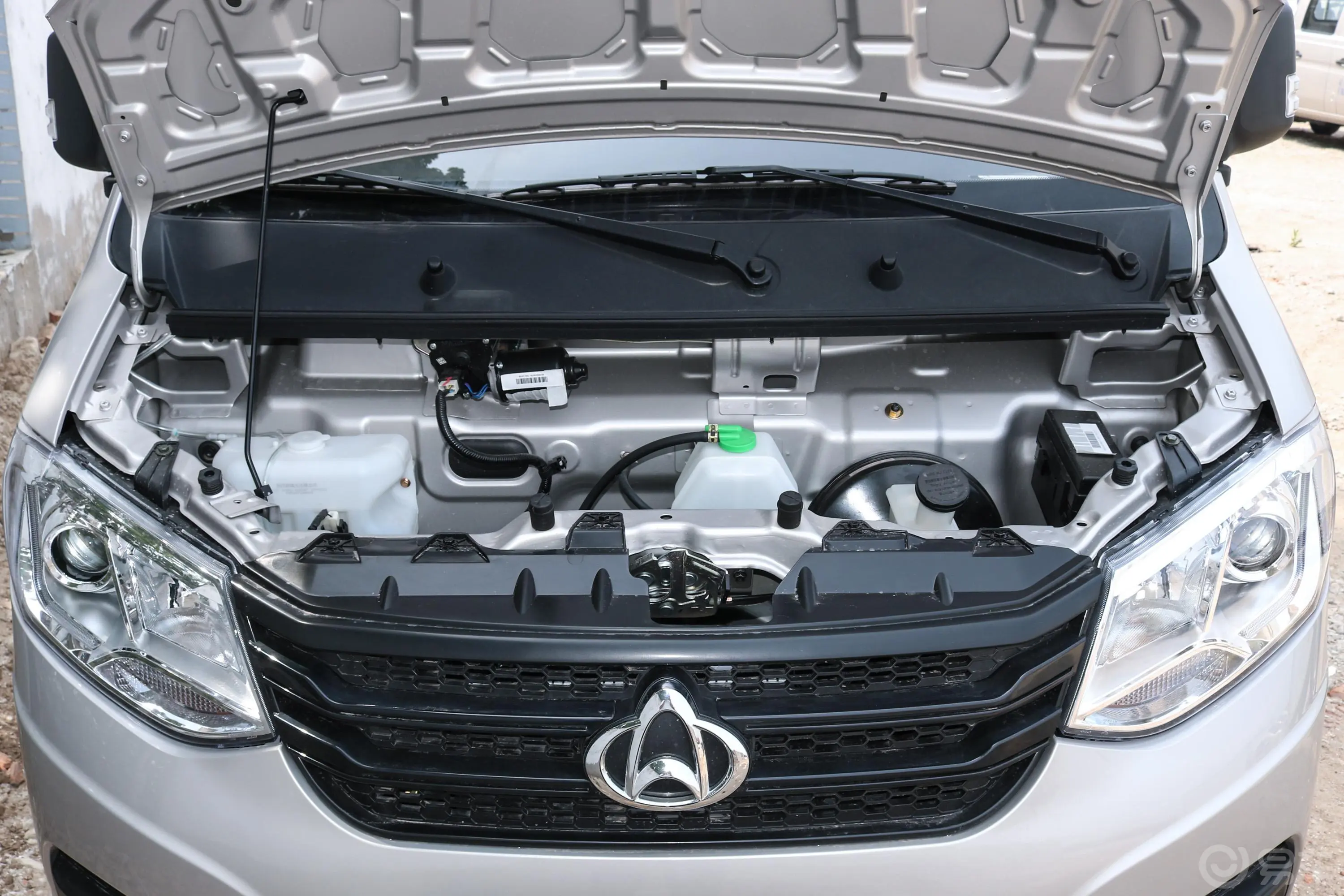 新豹T11.2L 双排单后轮 载货汽车 标准版外观