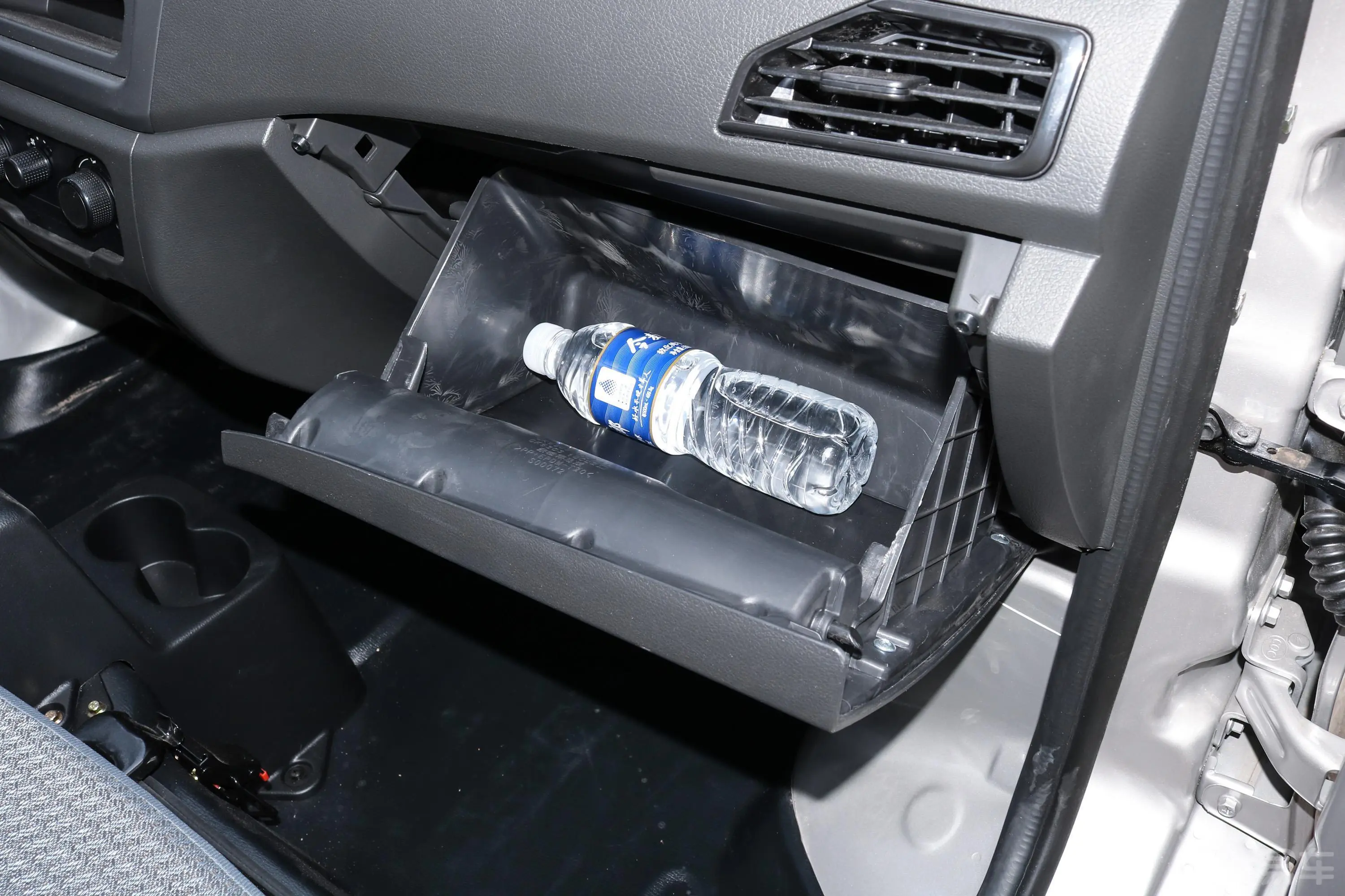 新豹T11.2L 双排单后轮 载货汽车 标准版内饰