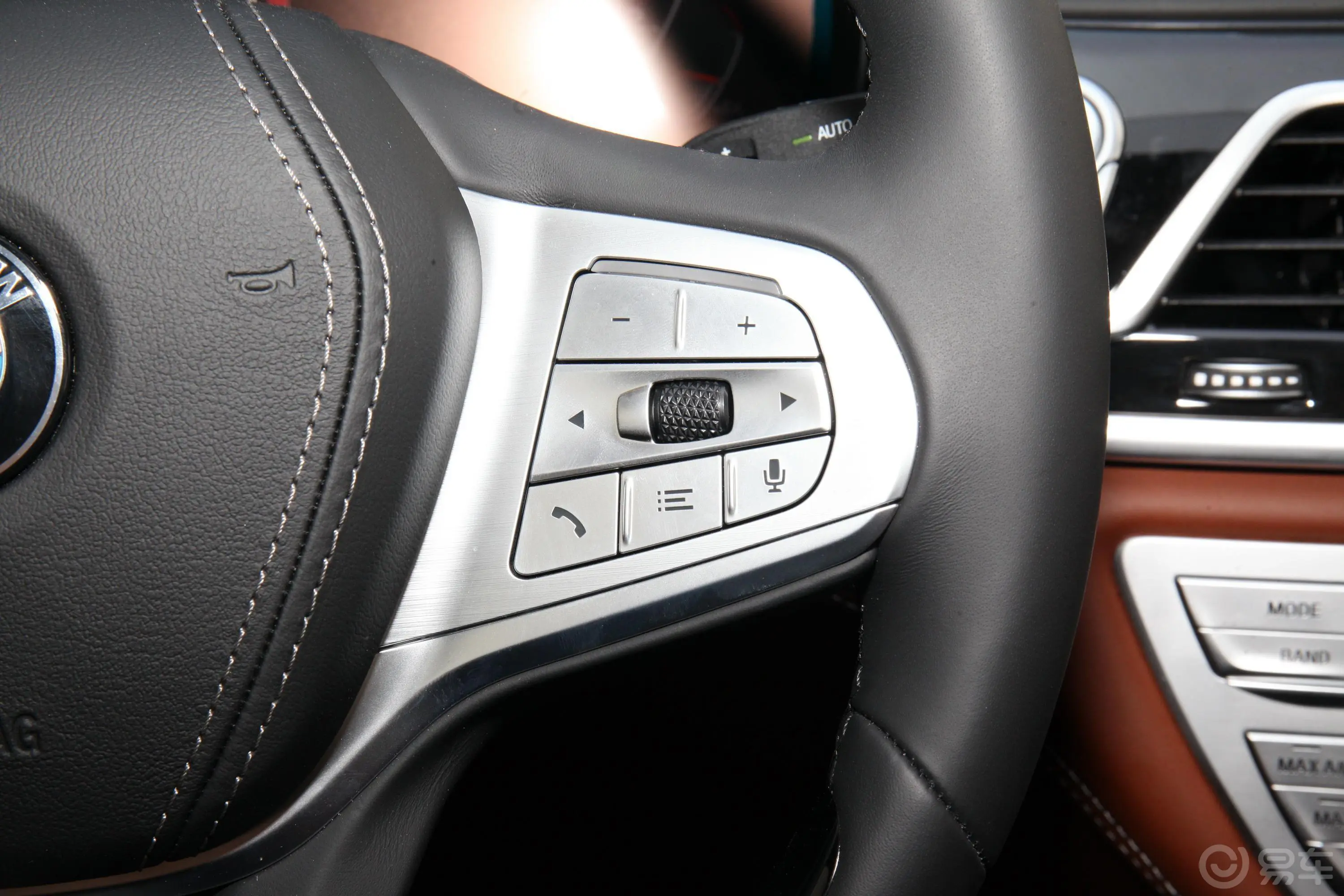 宝马7系改款 M760Li xDrive V12 豪华套装右侧方向盘功能按键