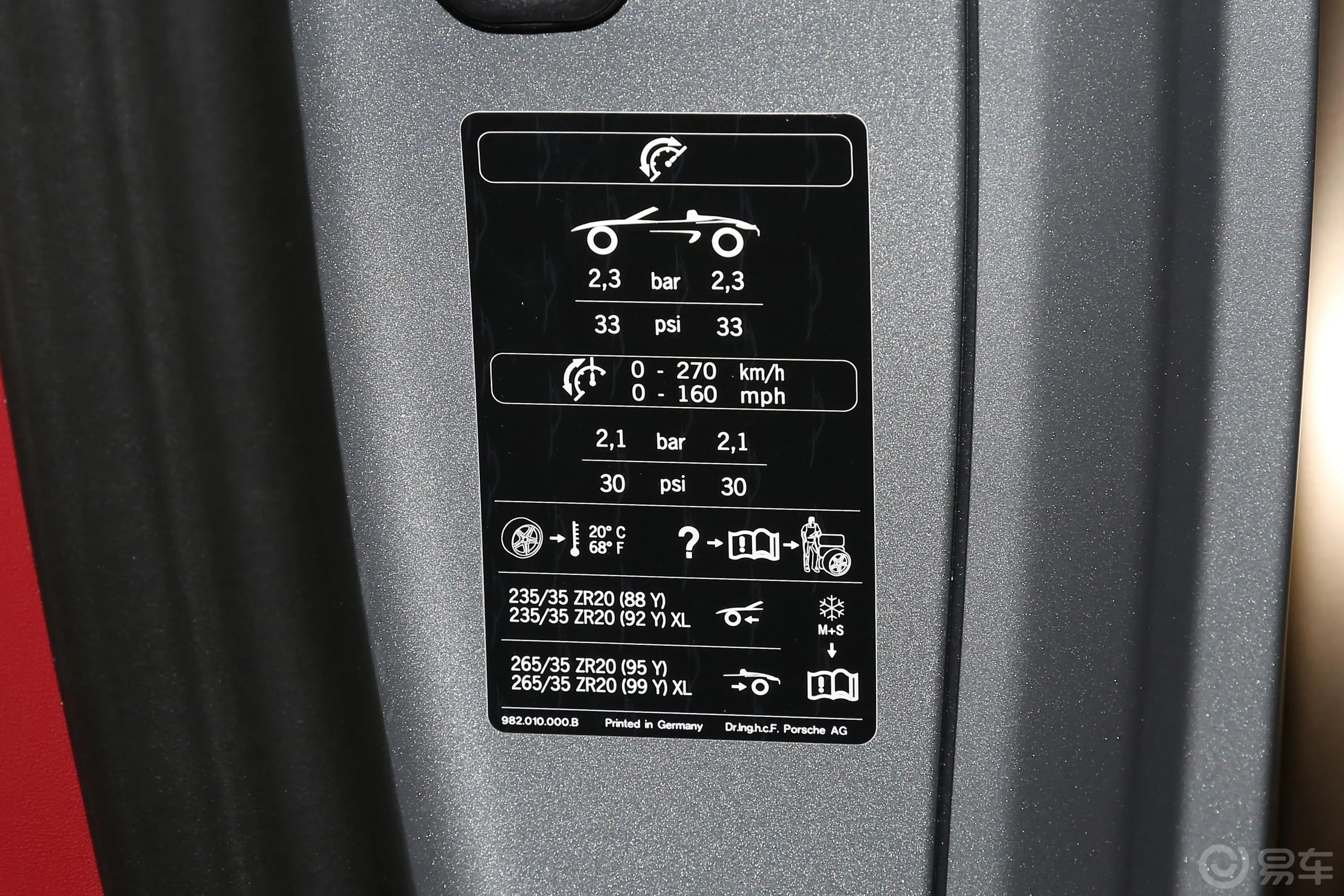 保时捷718Boxster 2.5T 25周年纪念版胎压信息铭牌