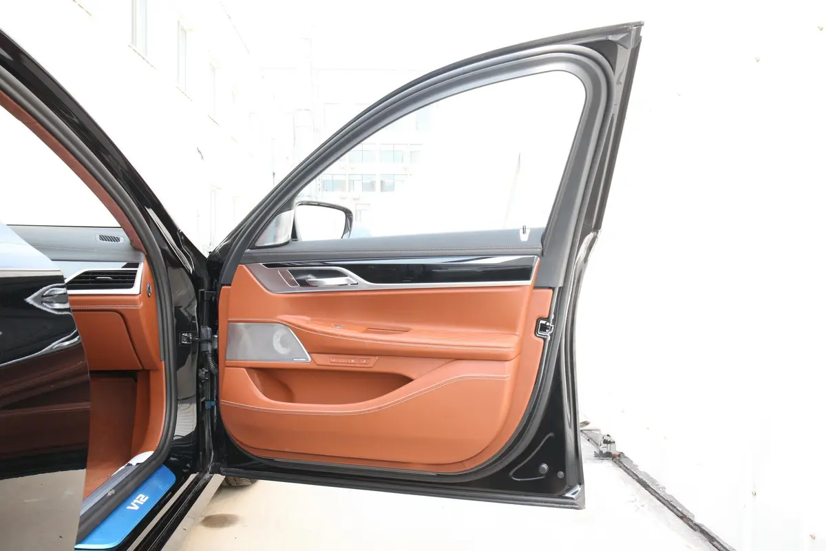 宝马7系改款 M760Li xDrive V12 豪华套装副驾驶员车门